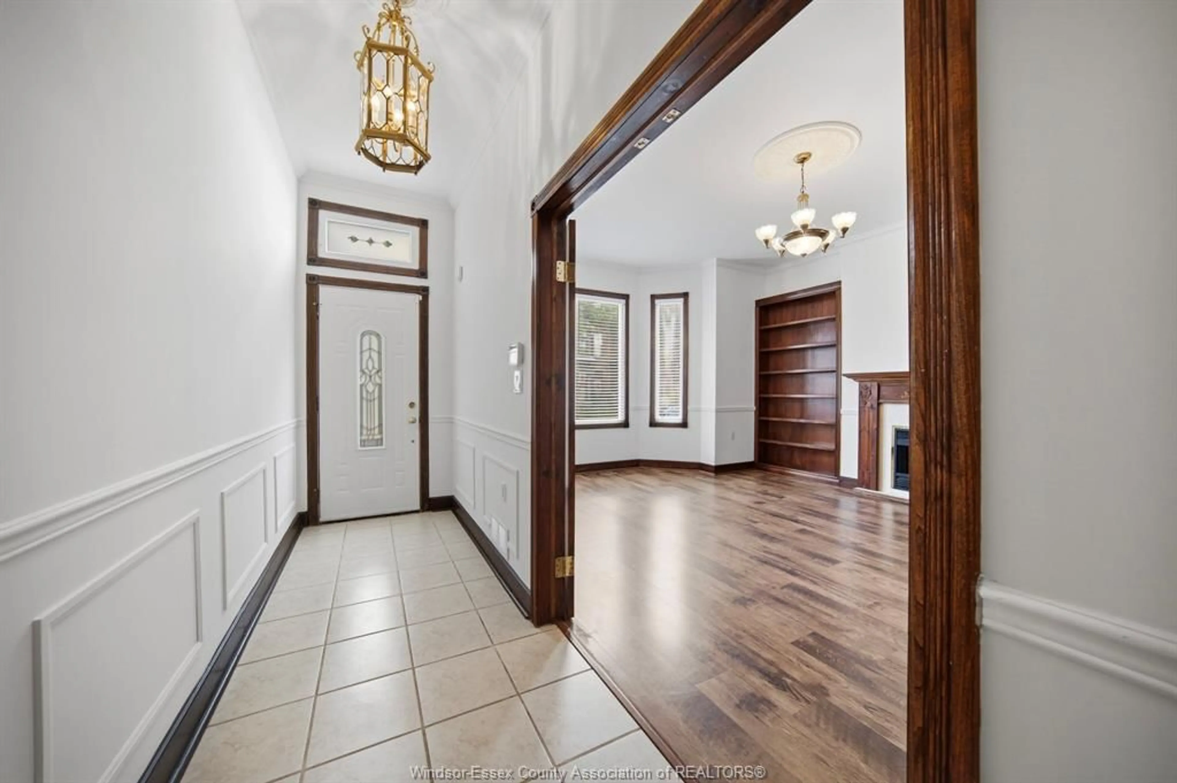 Indoor foyer for 265 MACNAB St, Hamilton Ontario L8L 1K2