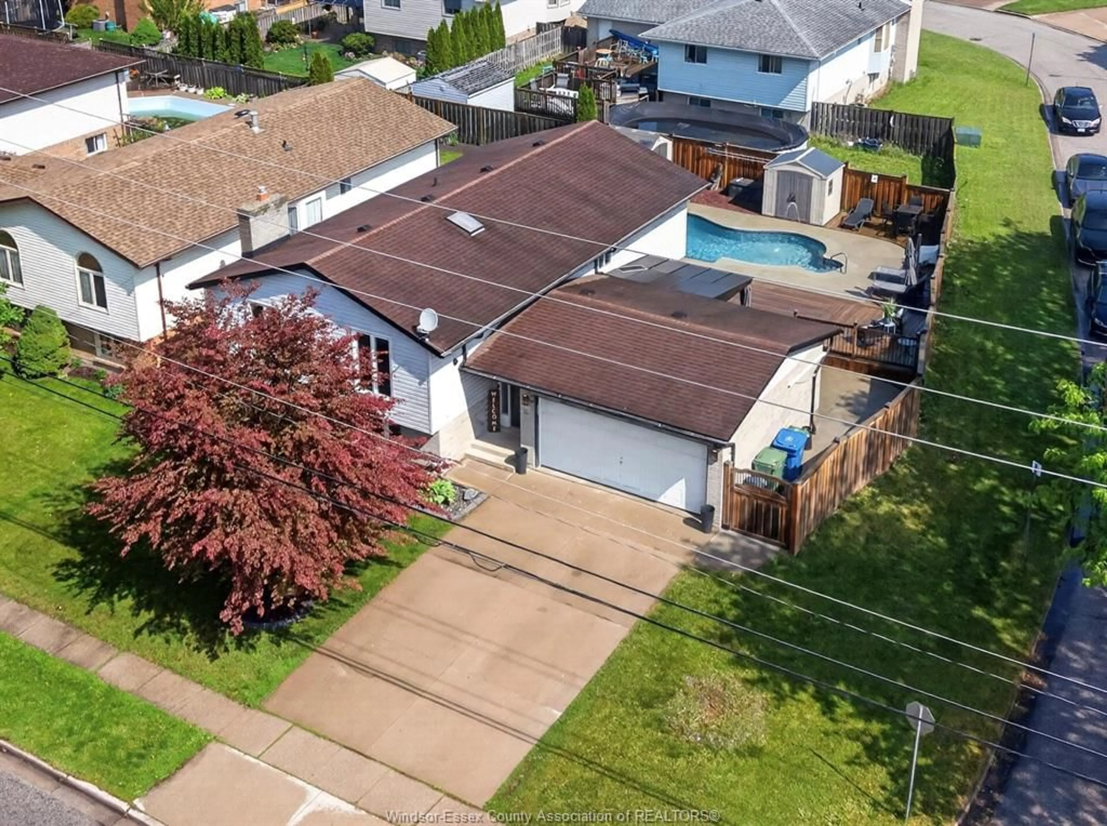 A pic from outside/outdoor area/front of a property/back of a property/a pic from drone, street for 8492 Jerome, Windsor Ontario N8S 4S1