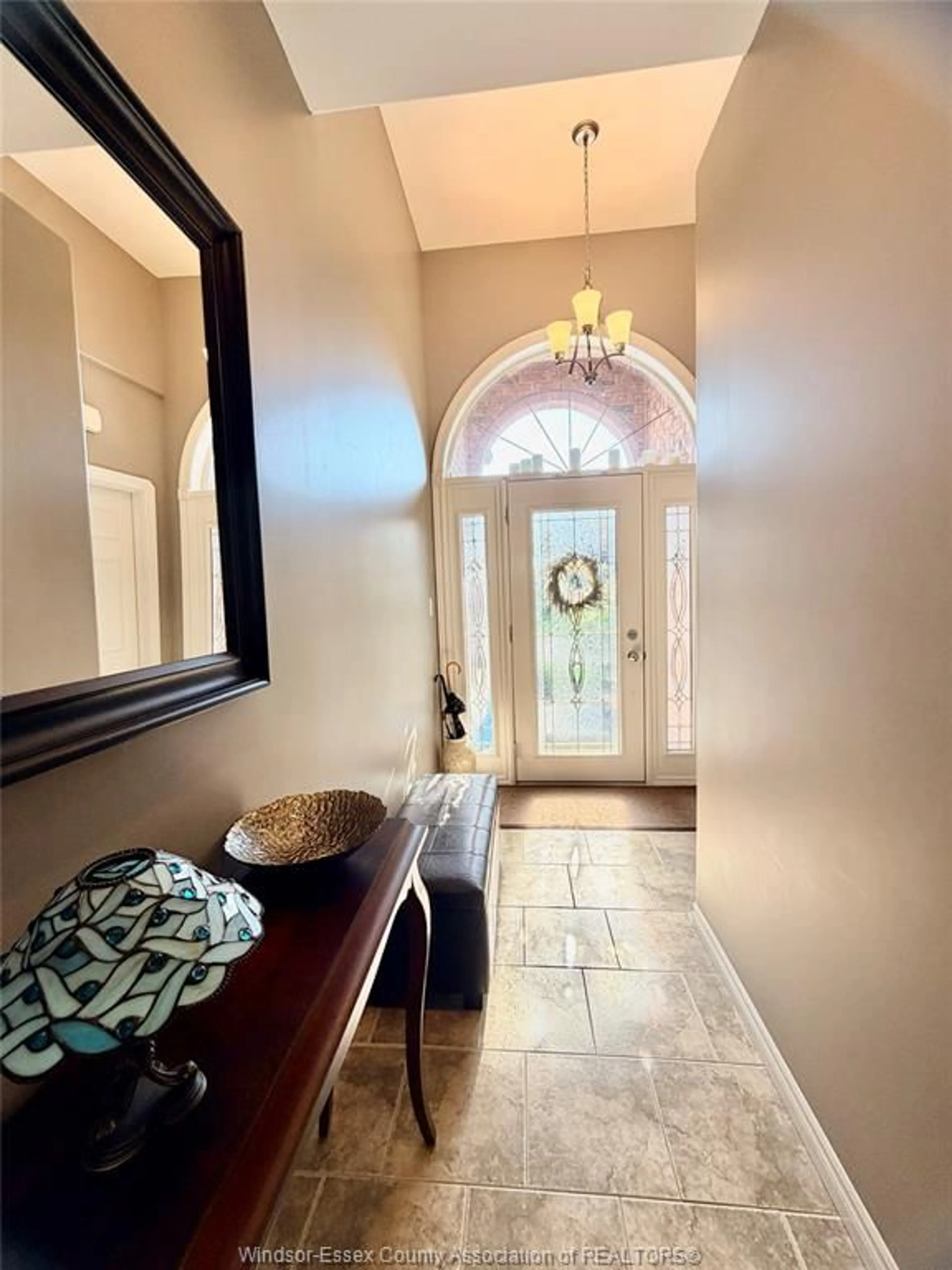 Indoor entryway for 1340 ASPENSHORE Ave, Windsor Ontario N8P 1Y4