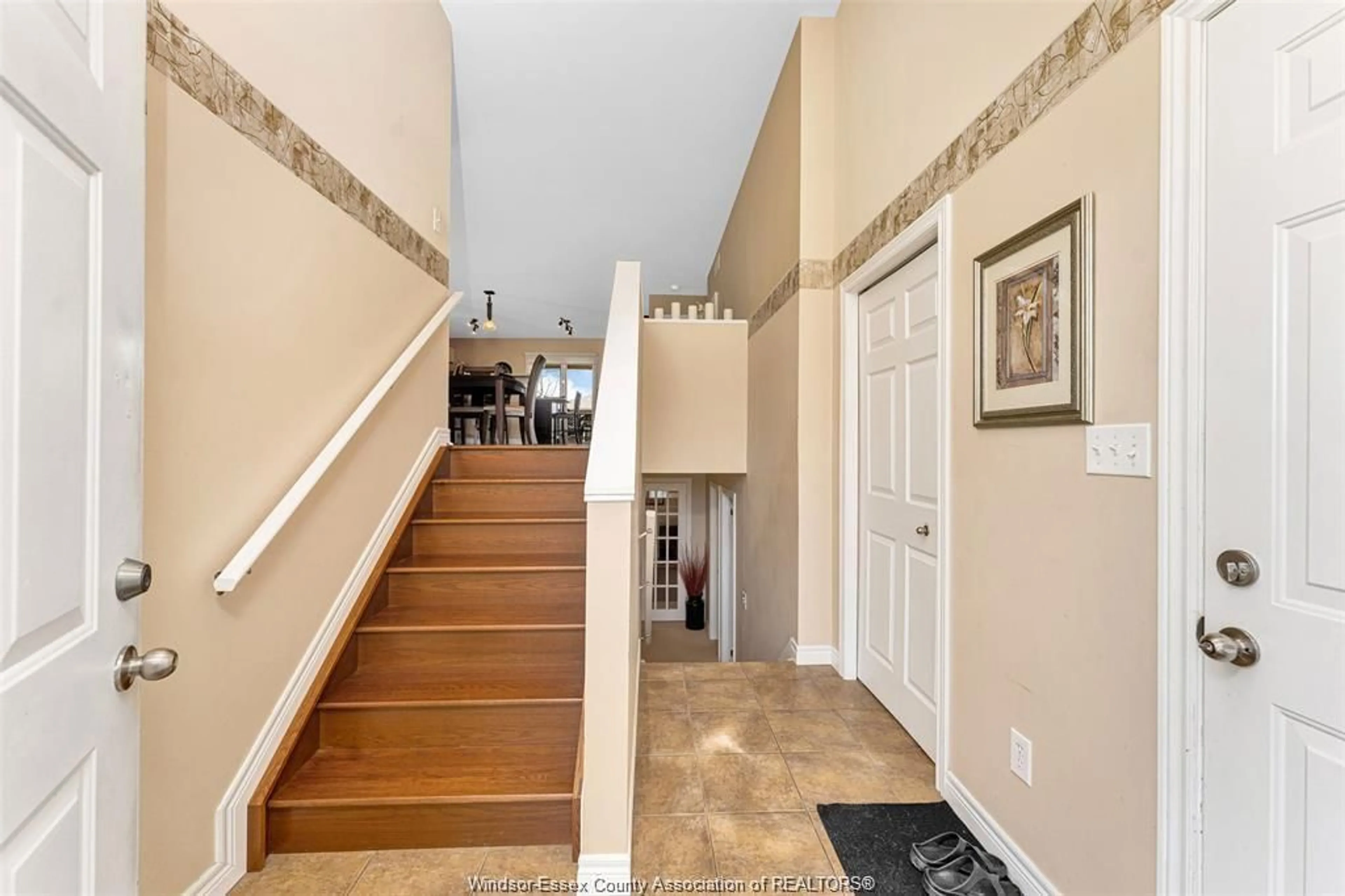 Indoor entryway for 1128 FREDERICA Ave, Windsor Ontario N8P 1V9