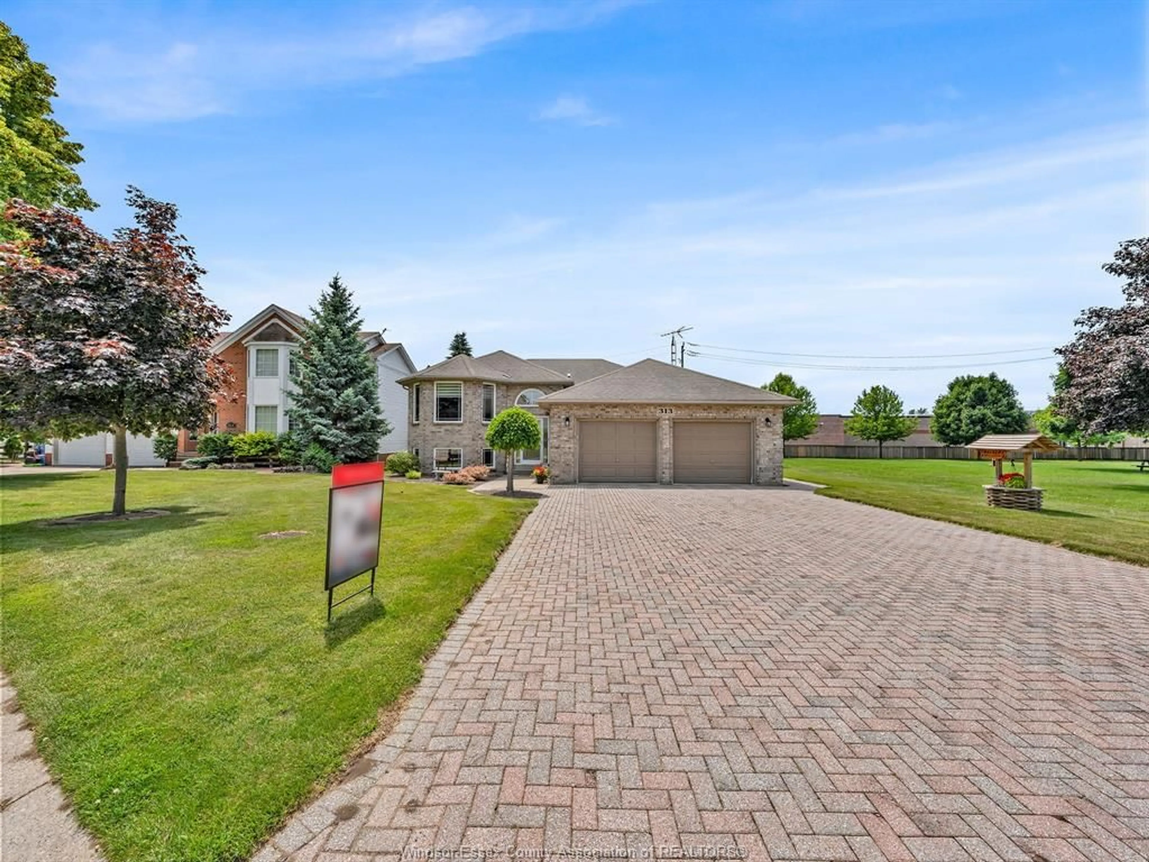 A pic from outside/outdoor area/front of a property/back of a property/a pic from drone, street for 313 APPLEWOOD, Kingsville Ontario N9Y 3Y7