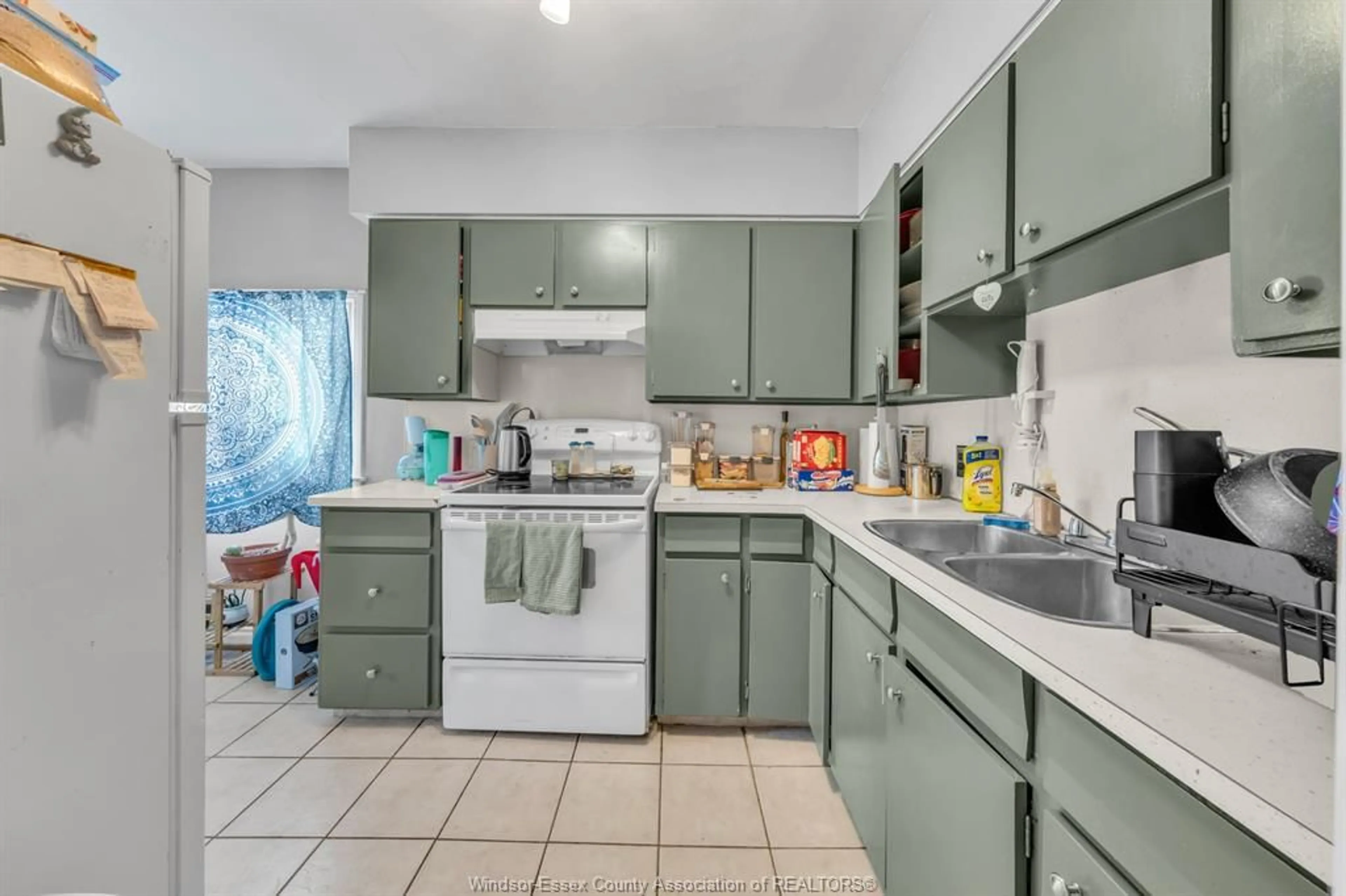 Standard kitchen, unknown for 1854 Byng Rd, Windsor Ontario N8W 3C9