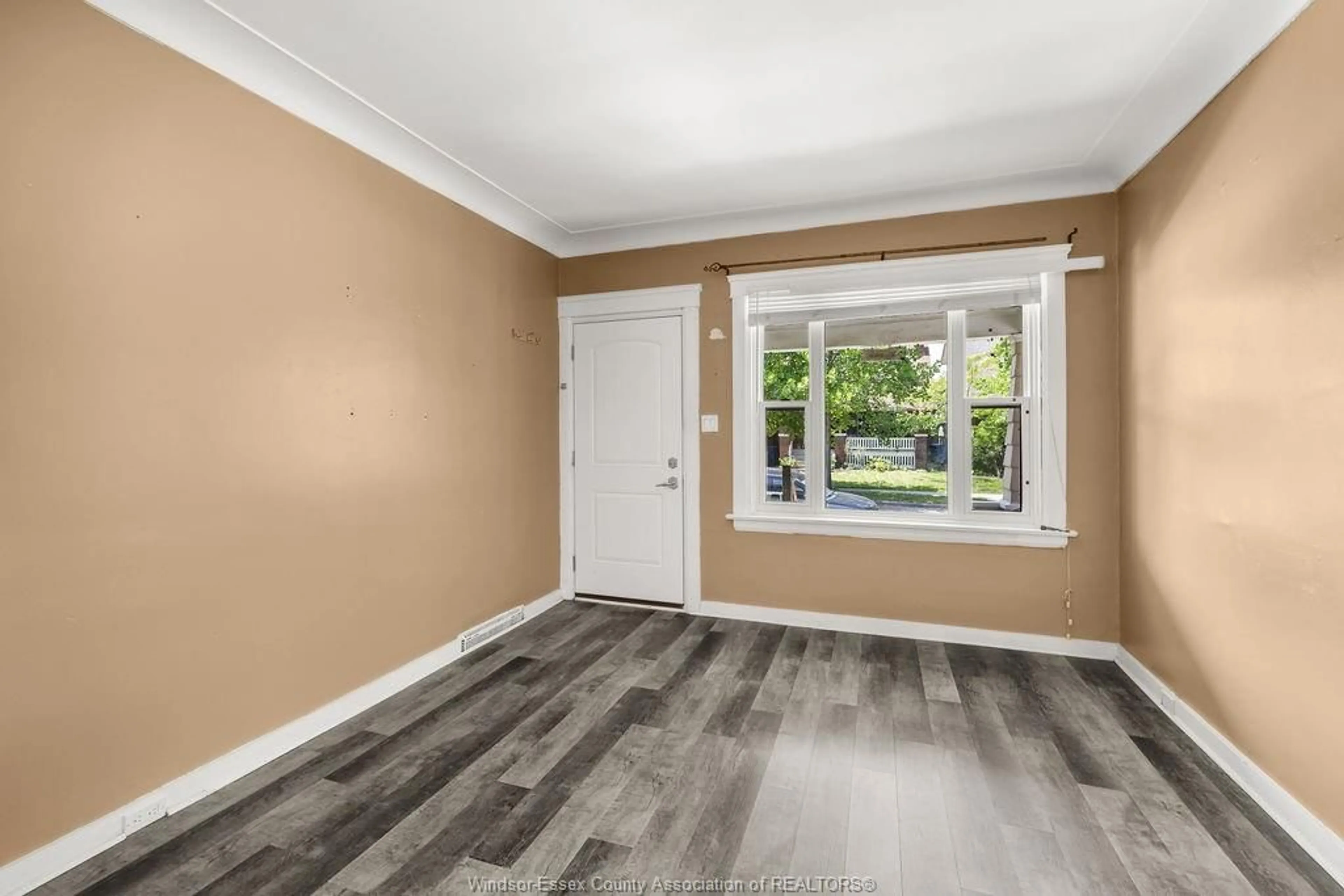 Indoor entryway for 1274 WINDERMERE, Windsor Ontario N8Y 3E8