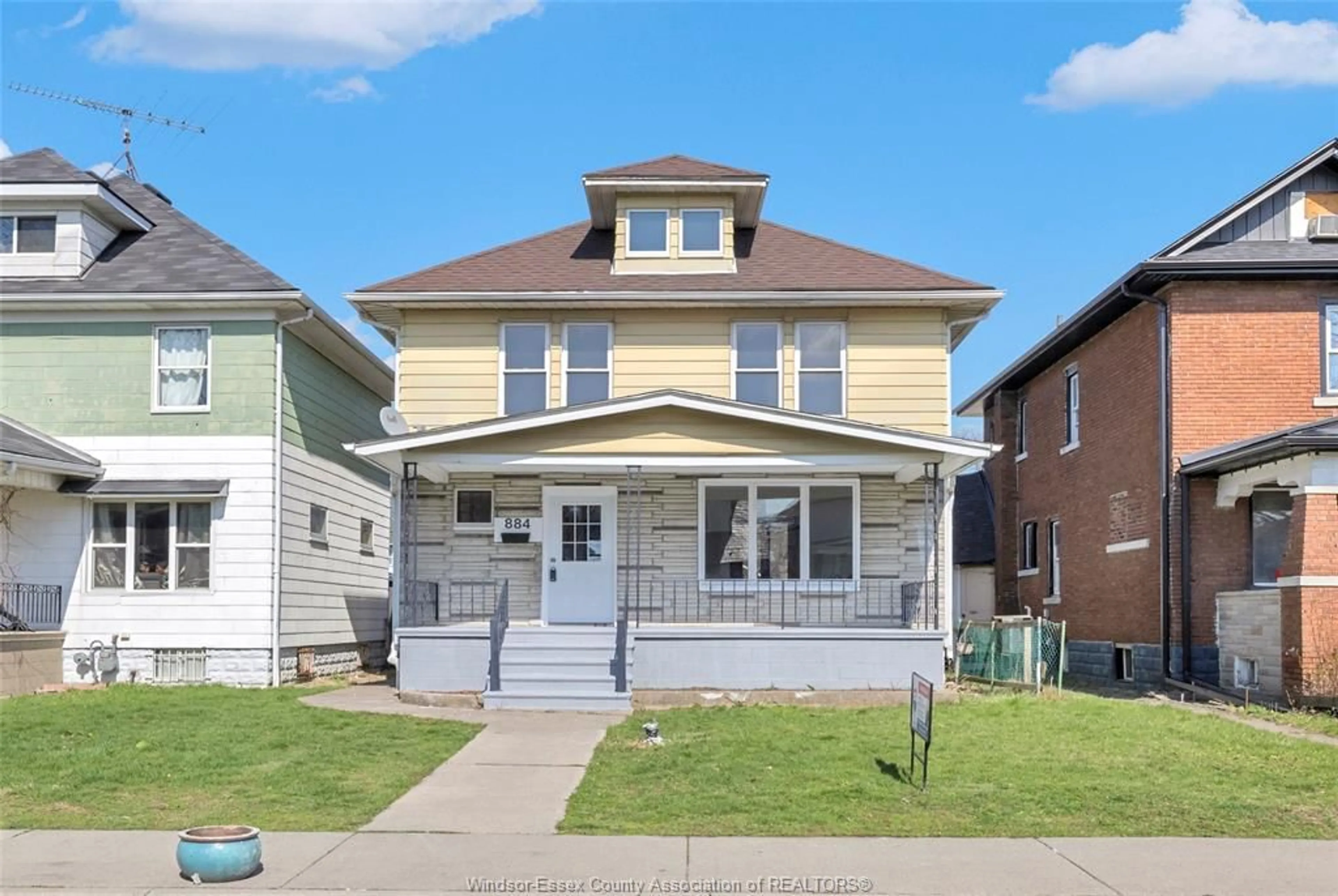 Home with vinyl exterior material, street for 884 MOY, Windsor Ontario N9A 2N8