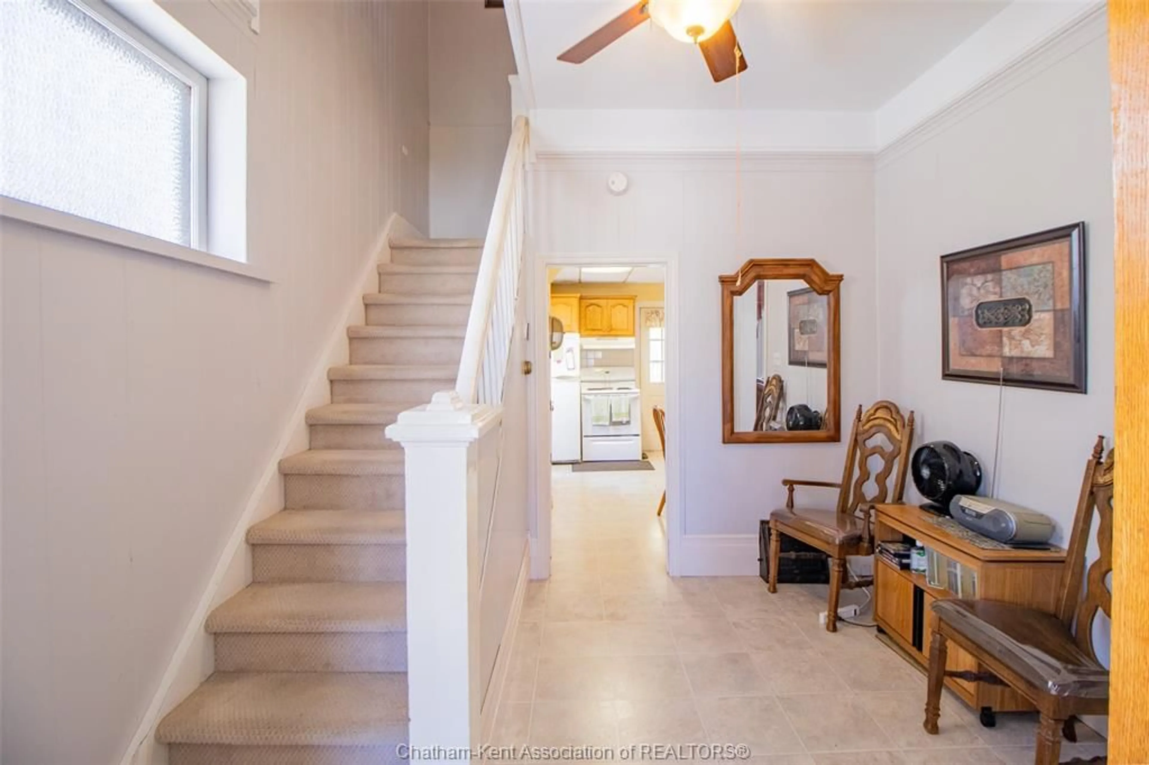 Indoor foyer for 132 Patteson Ave, Chatham Ontario N7M 1T8