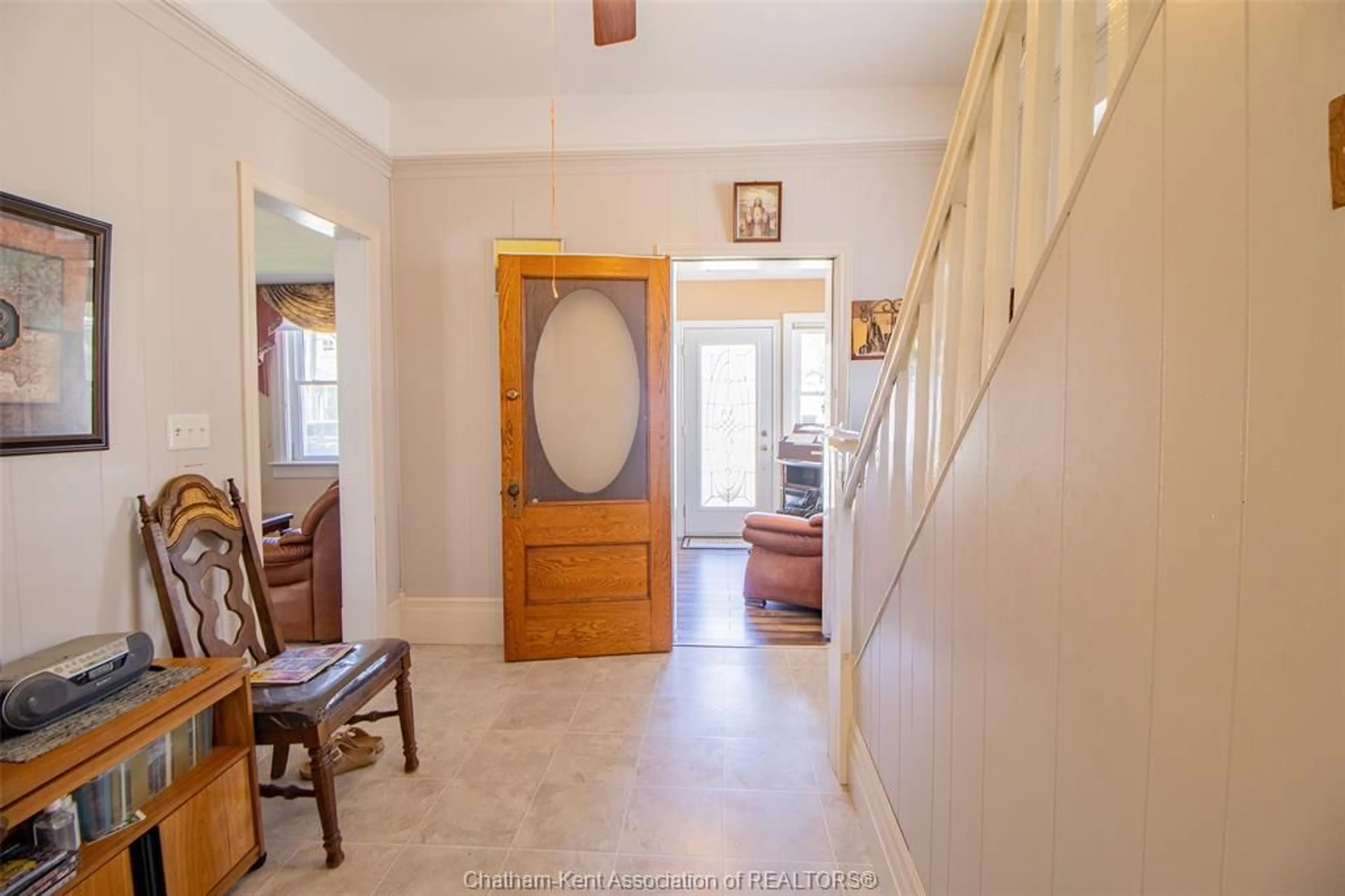 Indoor foyer for 132 Patteson Ave, Chatham Ontario N7M 1T8