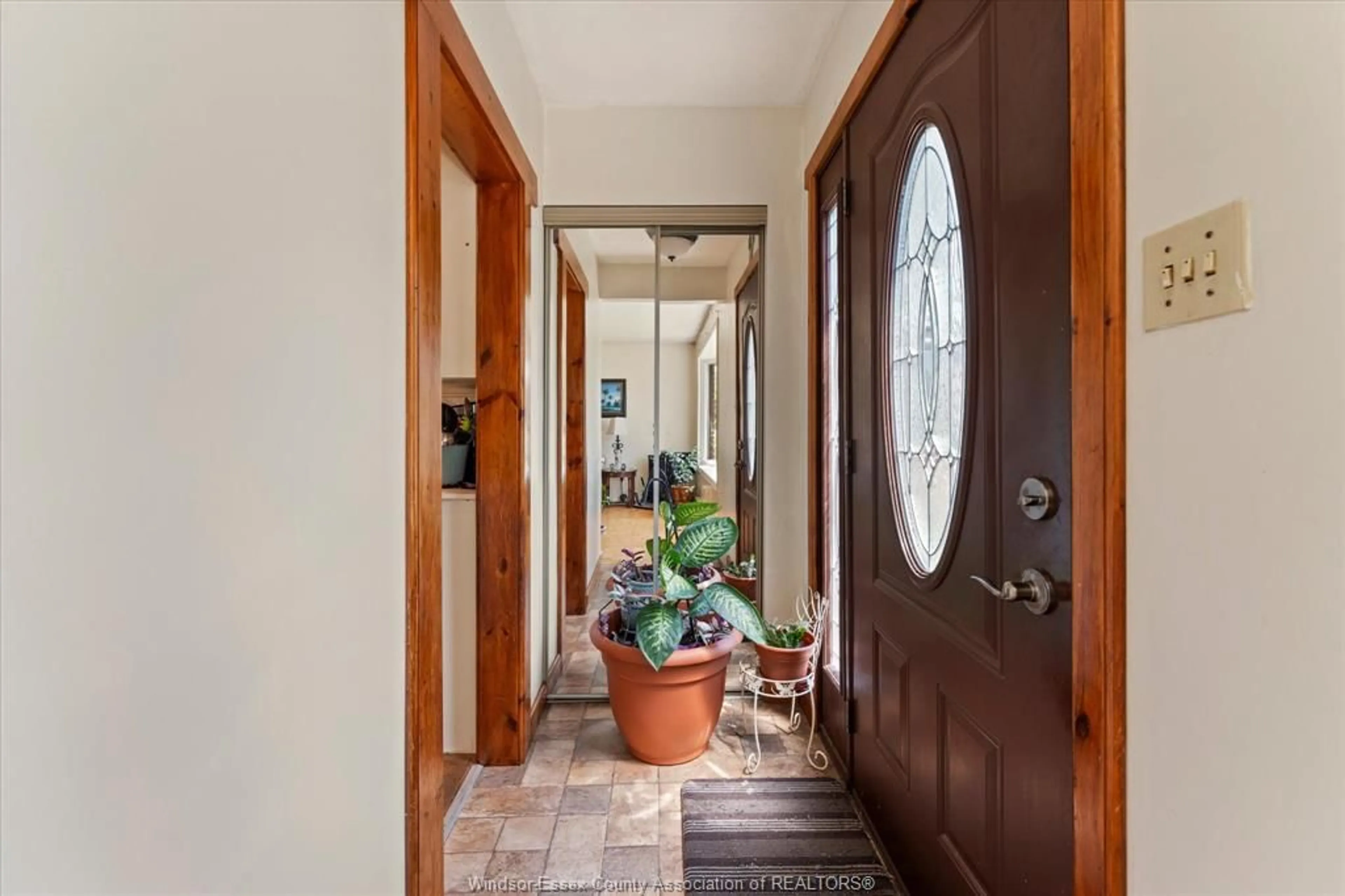 Indoor entryway for 280 PICKERING, Amherstburg Ontario N9V 1R6