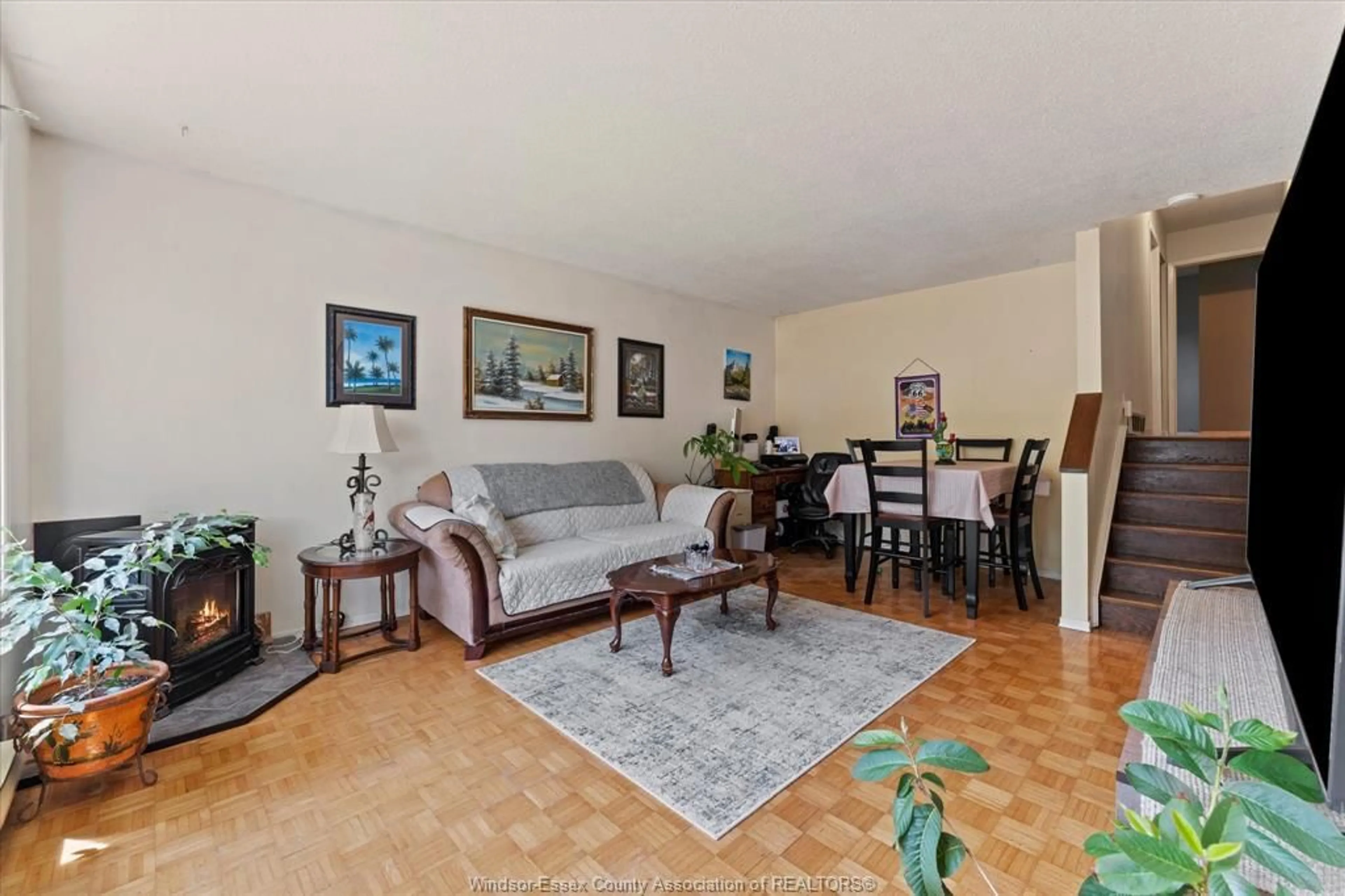 Living room with furniture, unknown for 280 PICKERING, Amherstburg Ontario N9V 1R6