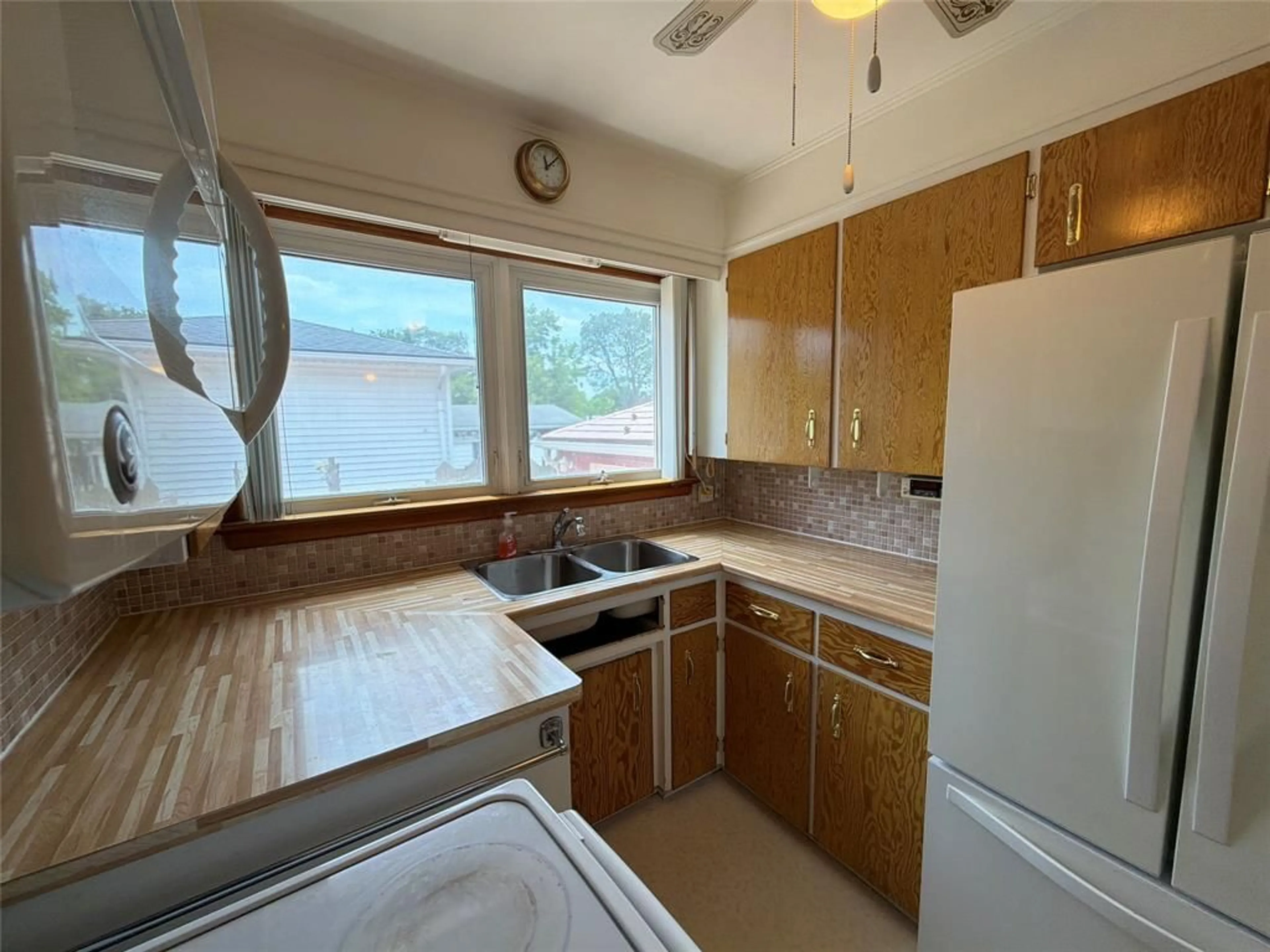 Standard kitchen, unknown for 1201 GIFFEL Rd, Sarnia Ontario N7S 3K5
