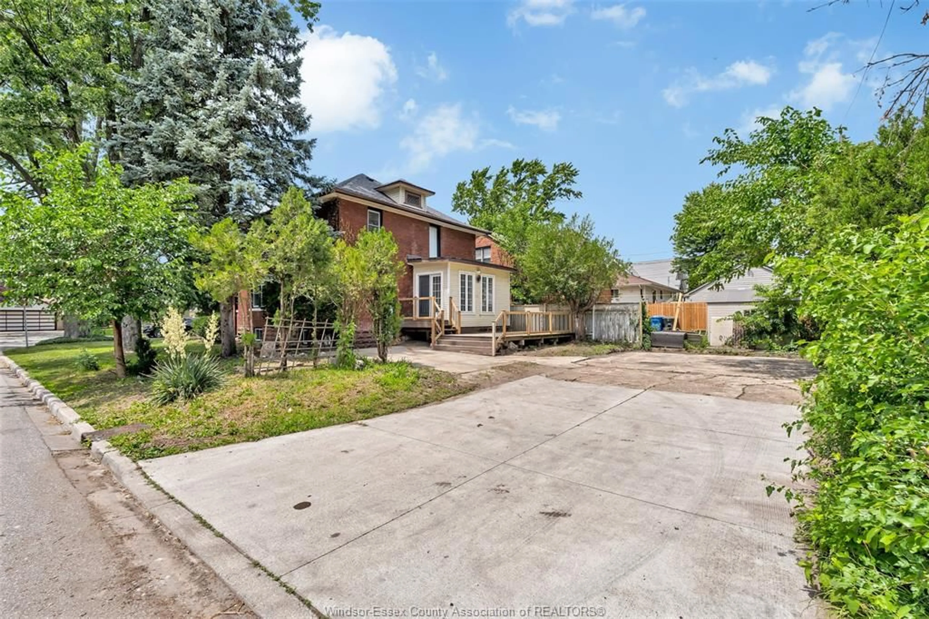 A pic from outside/outdoor area/front of a property/back of a property/a pic from drone, street for 2390 PRINCESS Ave, Windsor Ontario N8T 1V1