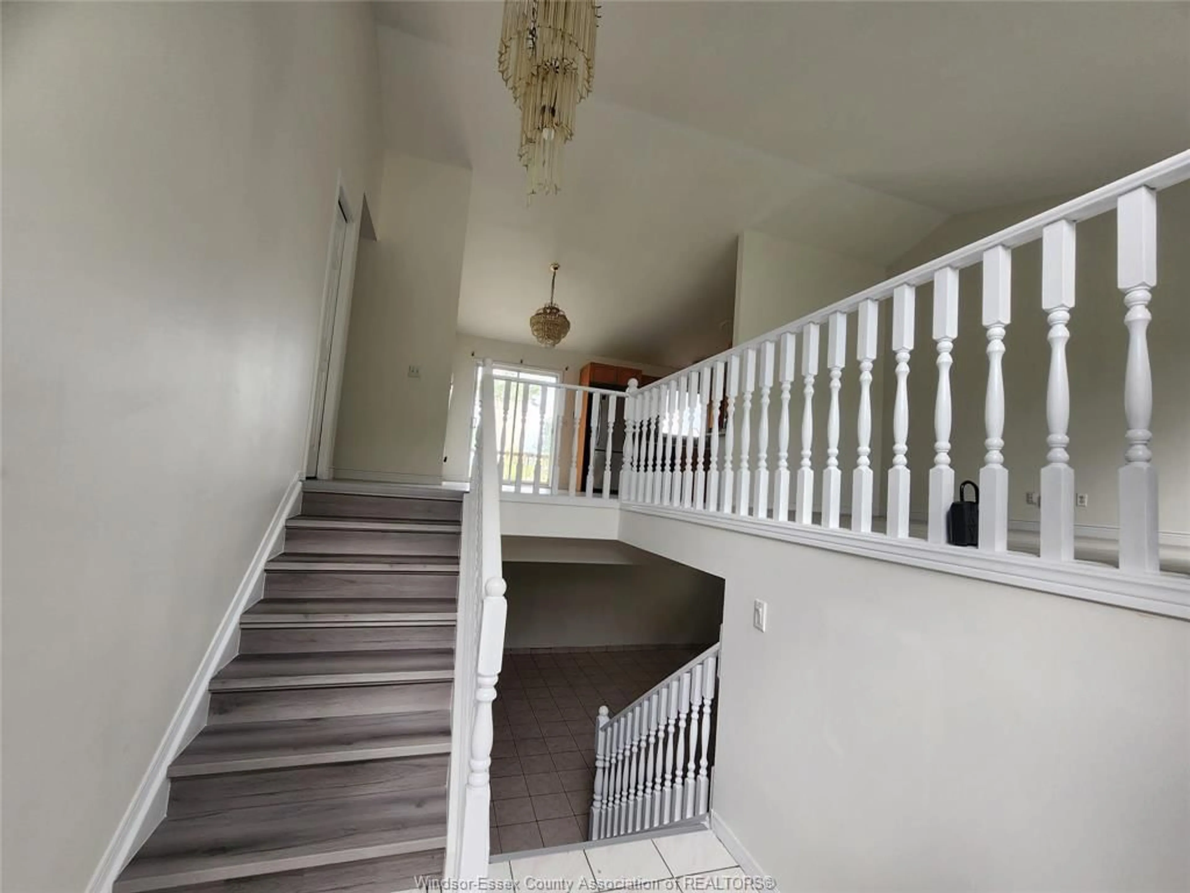 Indoor foyer for 12769 LEMIRE St, Tecumseh Ontario N8N 4V1