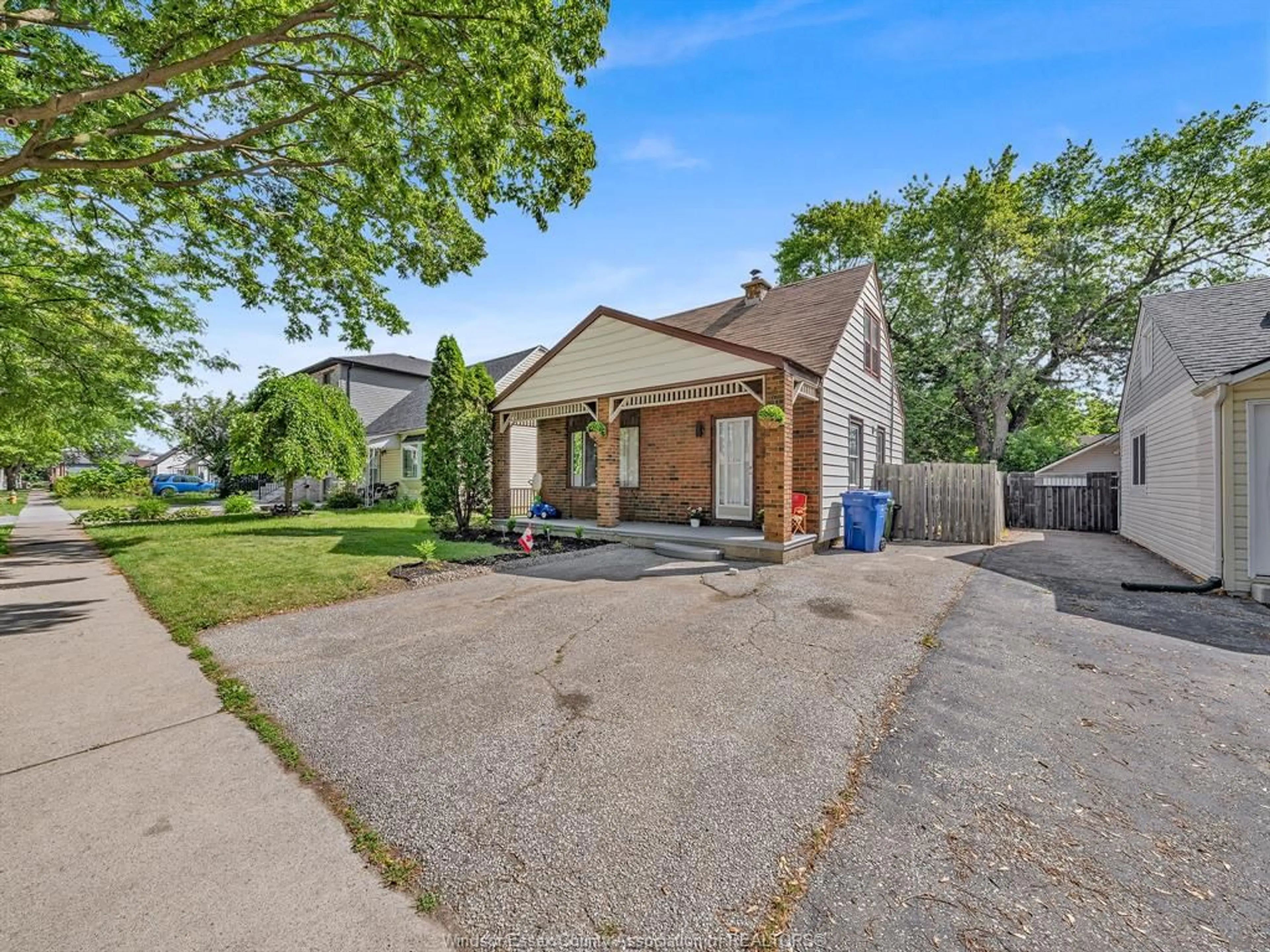A pic from outside/outdoor area/front of a property/back of a property/a pic from drone, street for 1218 California Ave, Windsor Ontario N9B 2Z9