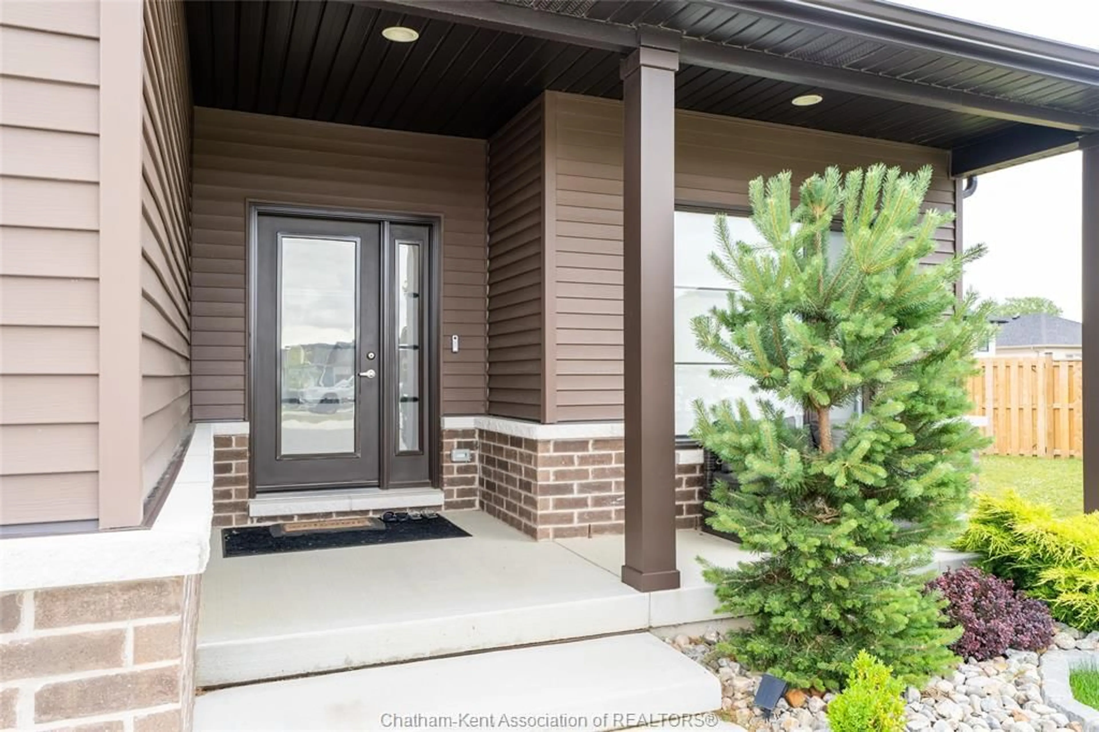 Indoor entryway for 164 GRASSLAND Grove, Chatham Ontario N7M 0S5