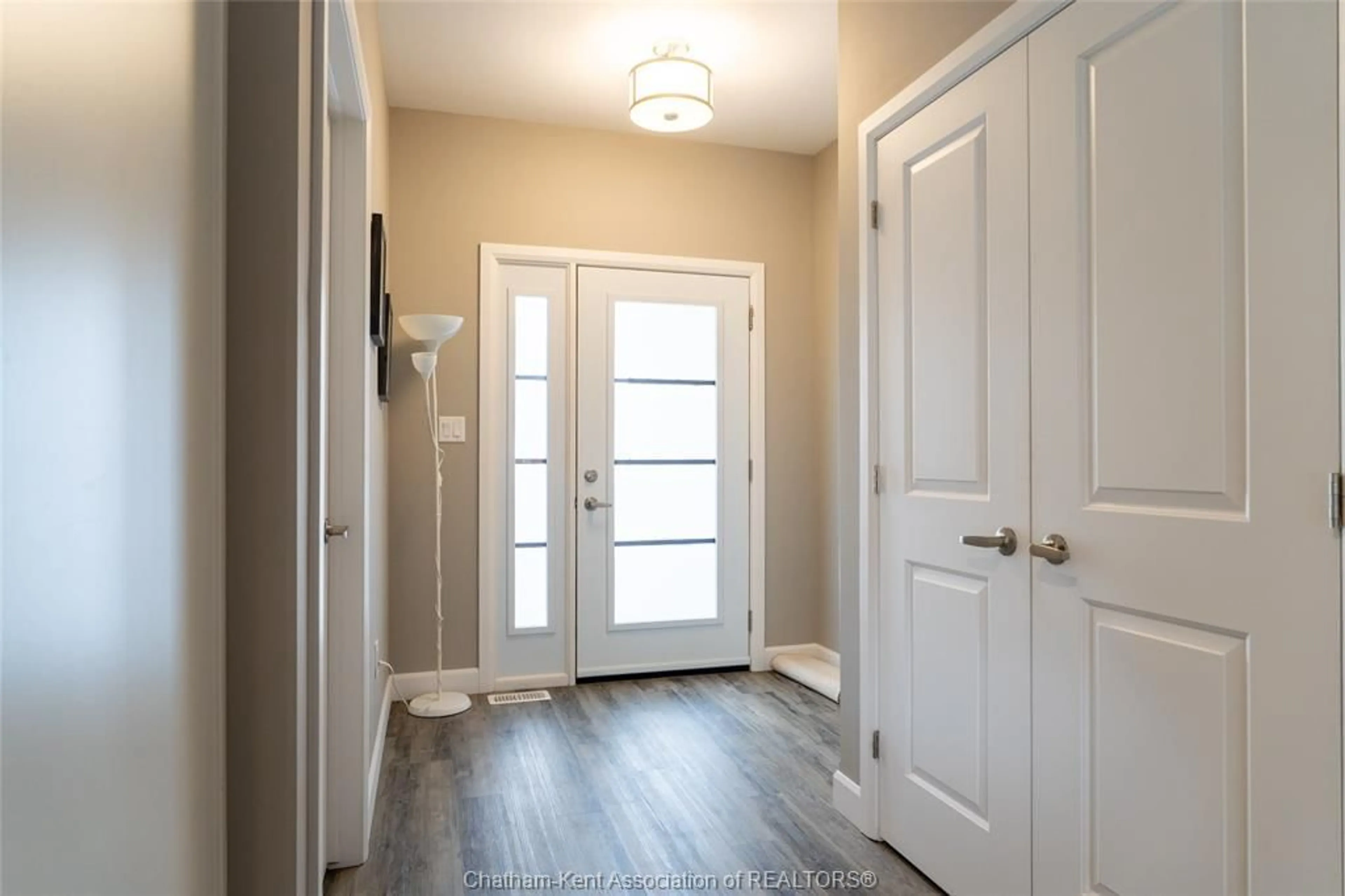 Indoor entryway for 164 GRASSLAND Grove, Chatham Ontario N7M 0S5