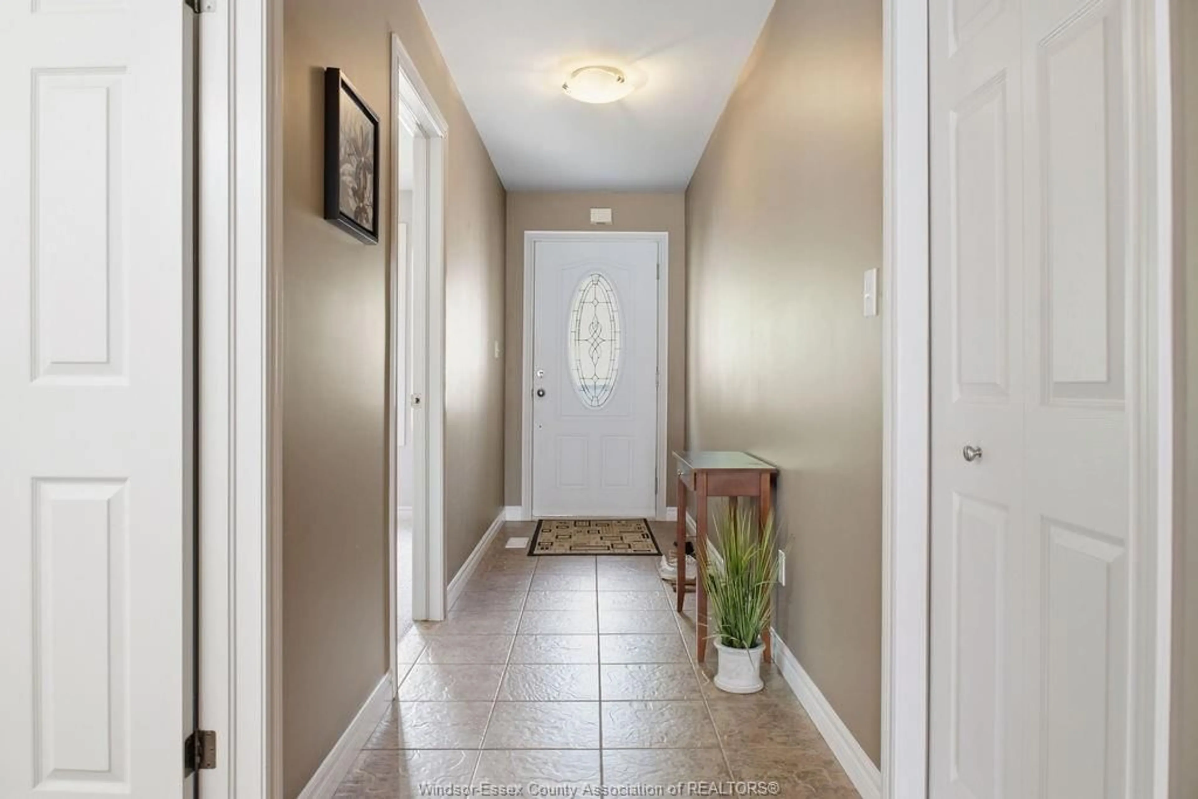 Indoor entryway for 1973 VENETIAN Ave, Windsor Ontario N8P 2A1