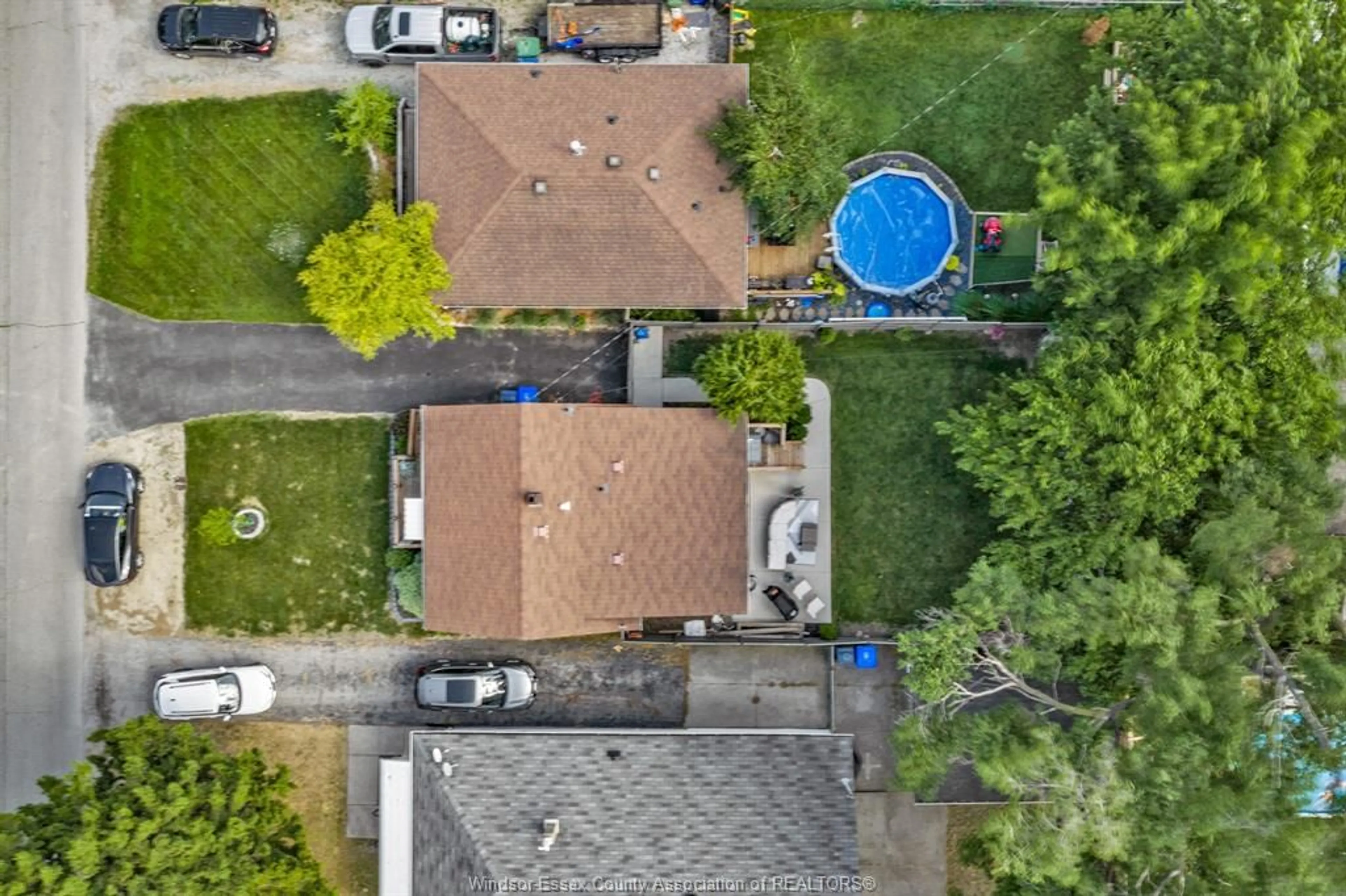 A pic from outside/outdoor area/front of a property/back of a property/a pic from drone, street for 2575 MEIGHEN Rd, Windsor Ontario N8W 4C3