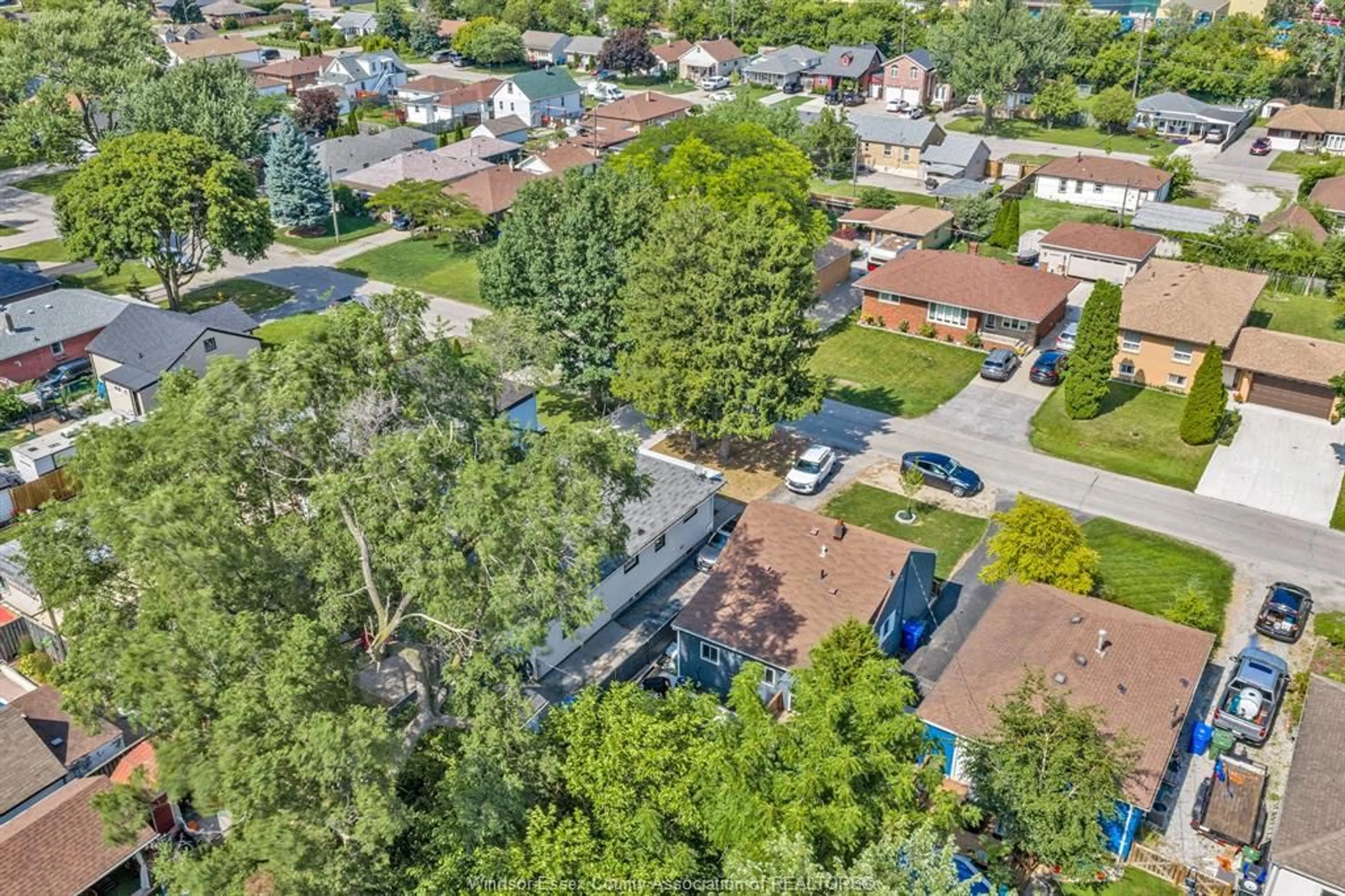 A pic from outside/outdoor area/front of a property/back of a property/a pic from drone, street for 2575 MEIGHEN Rd, Windsor Ontario N8W 4C3