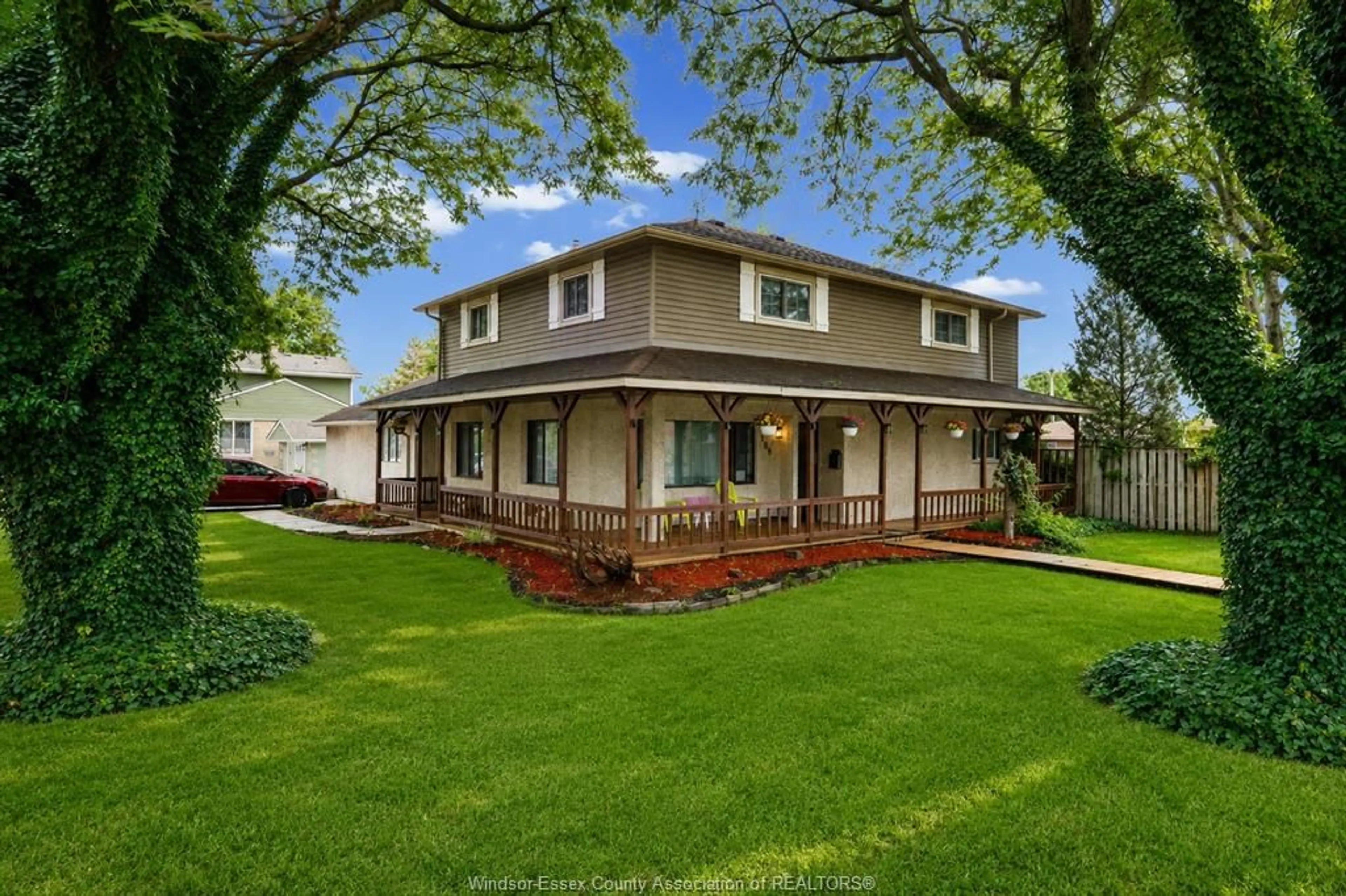Home with vinyl exterior material, street for 199 SACRED HEART Dr, LaSalle Ontario N9J 1S6