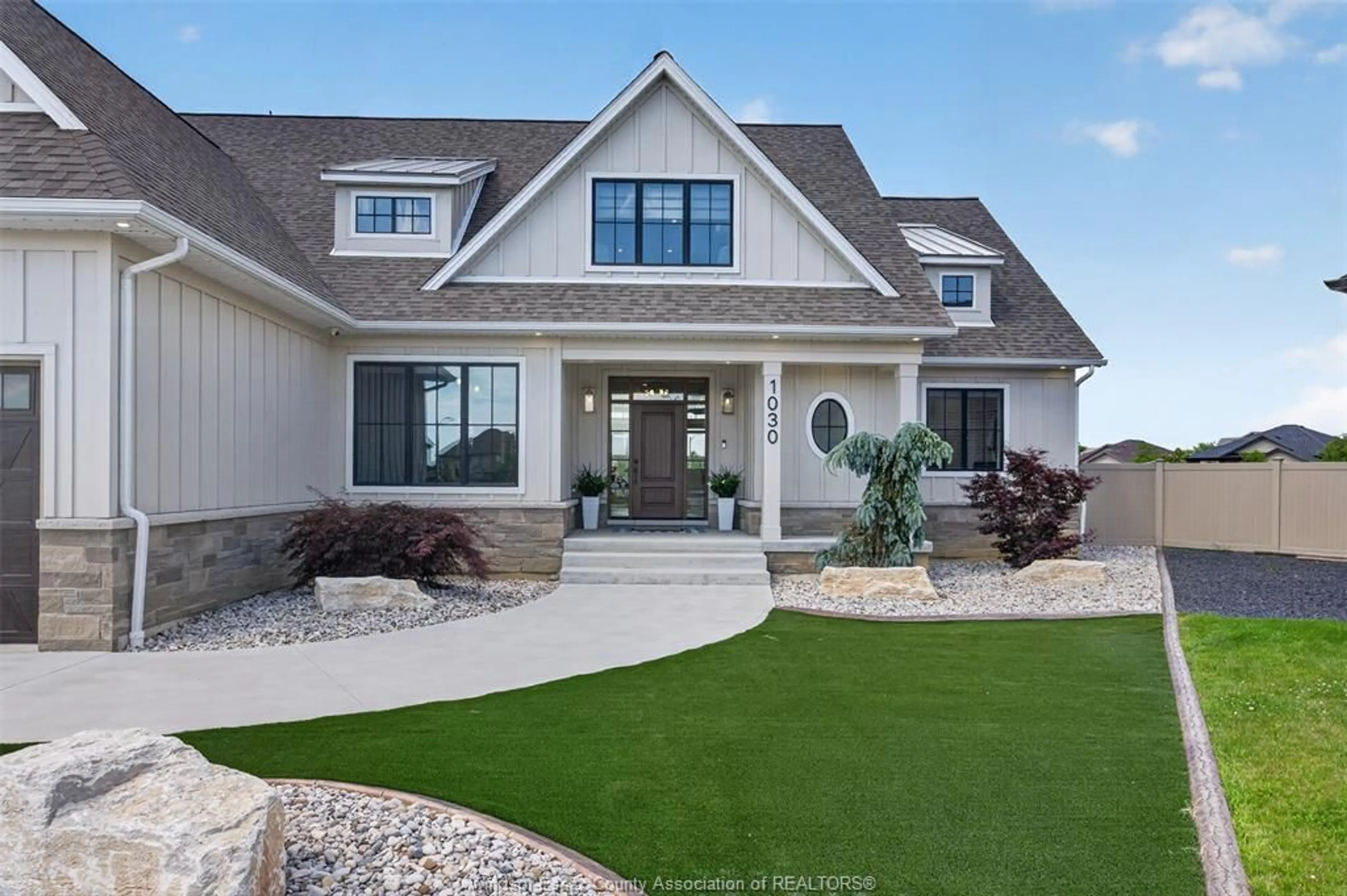 Home with vinyl exterior material, unknown for 1030 LARK St, LaSalle Ontario N9H 0G1