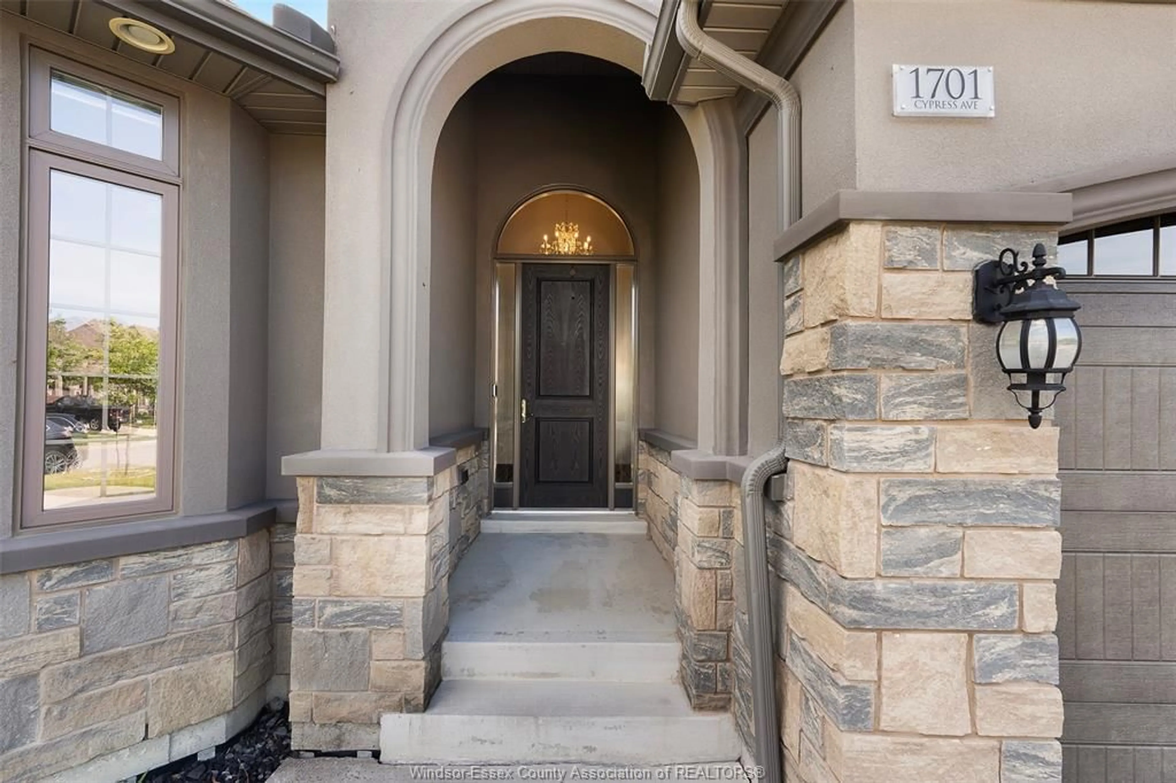 Indoor entryway for 1701 CYPRESS, Windsor Ontario N8P 1Y4