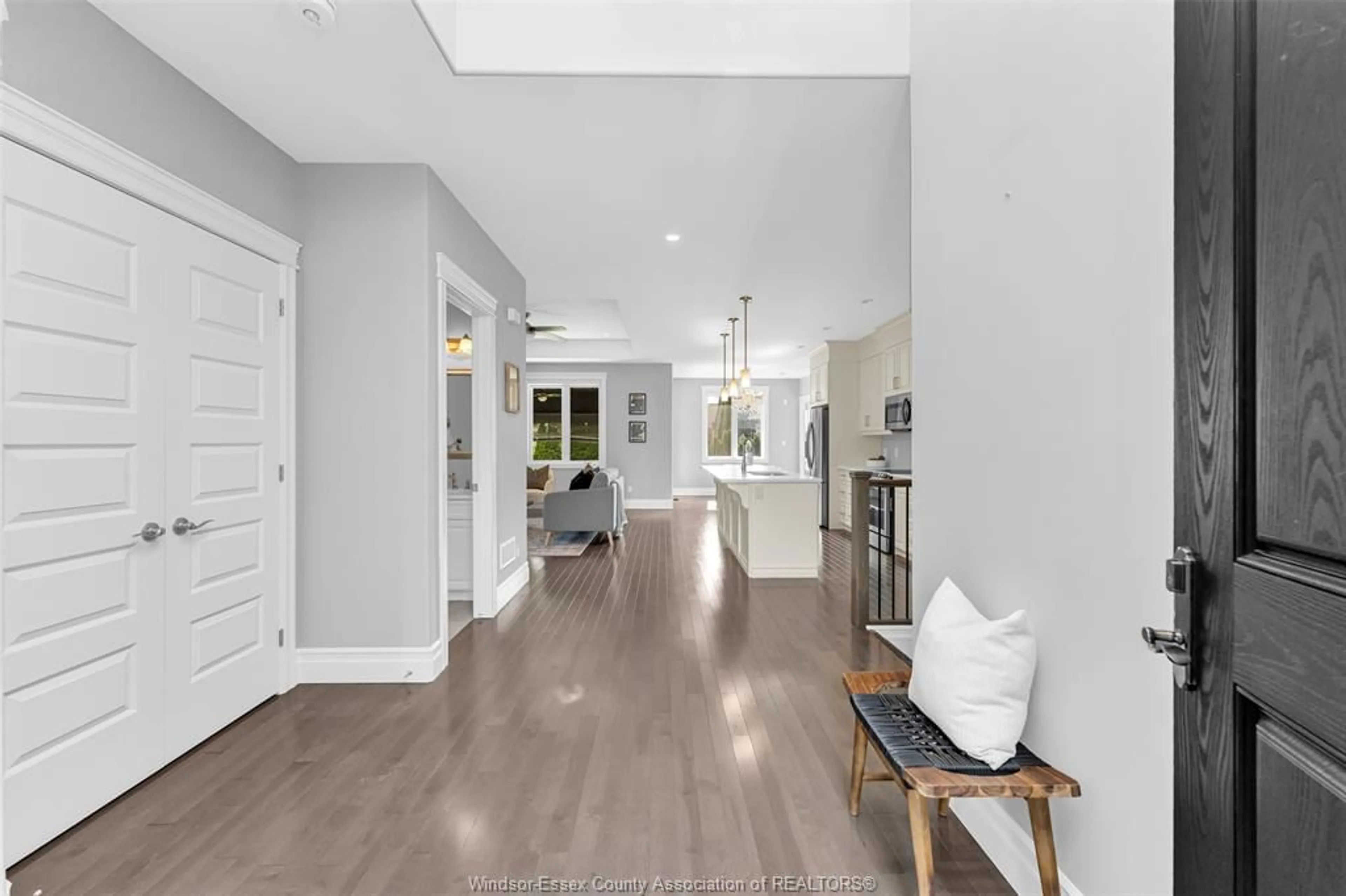 Indoor entryway for 1701 CYPRESS, Windsor Ontario N8P 1Y4
