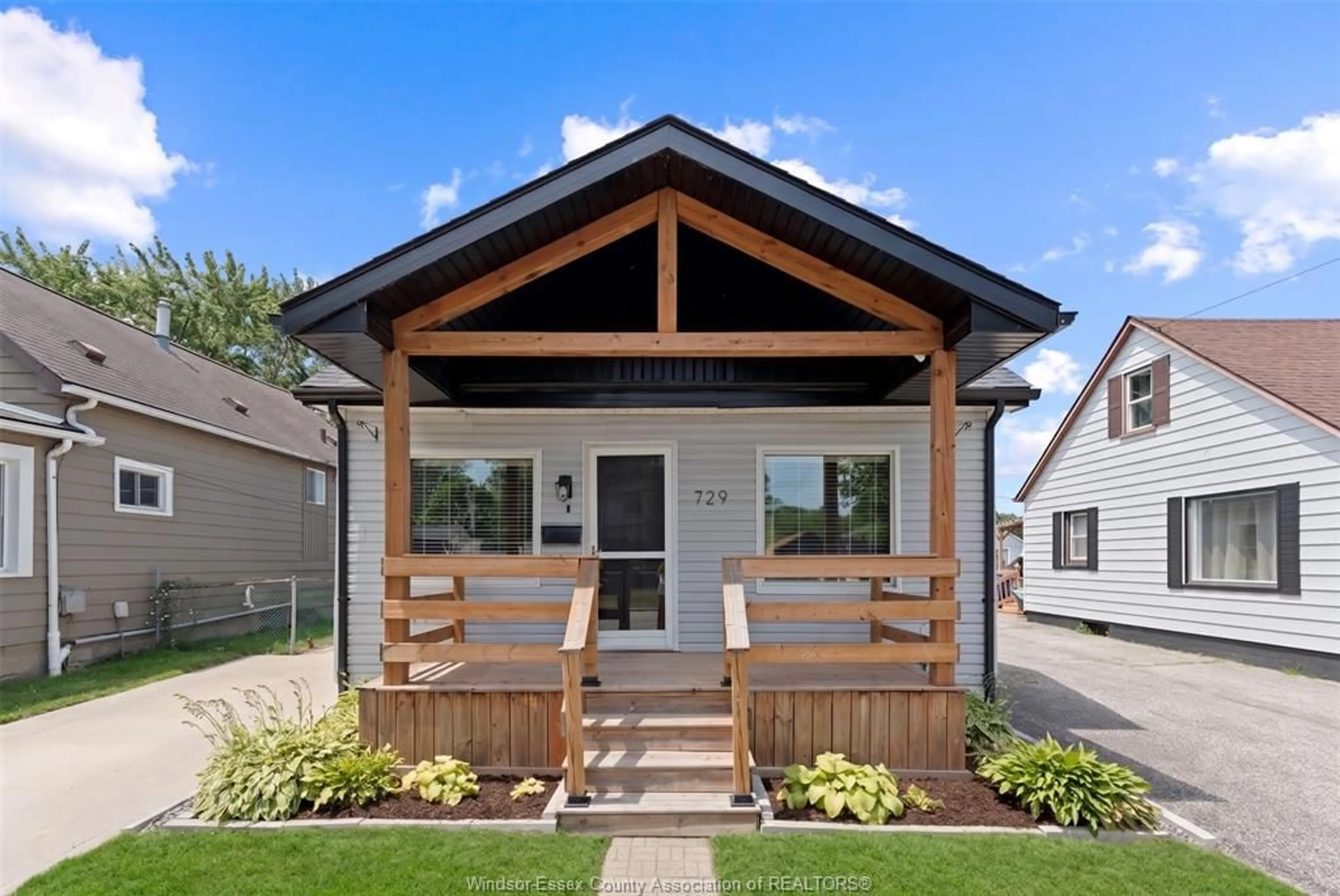 Home with vinyl exterior material, street for 729 William St., Tecumseh Ontario N8N 2A2