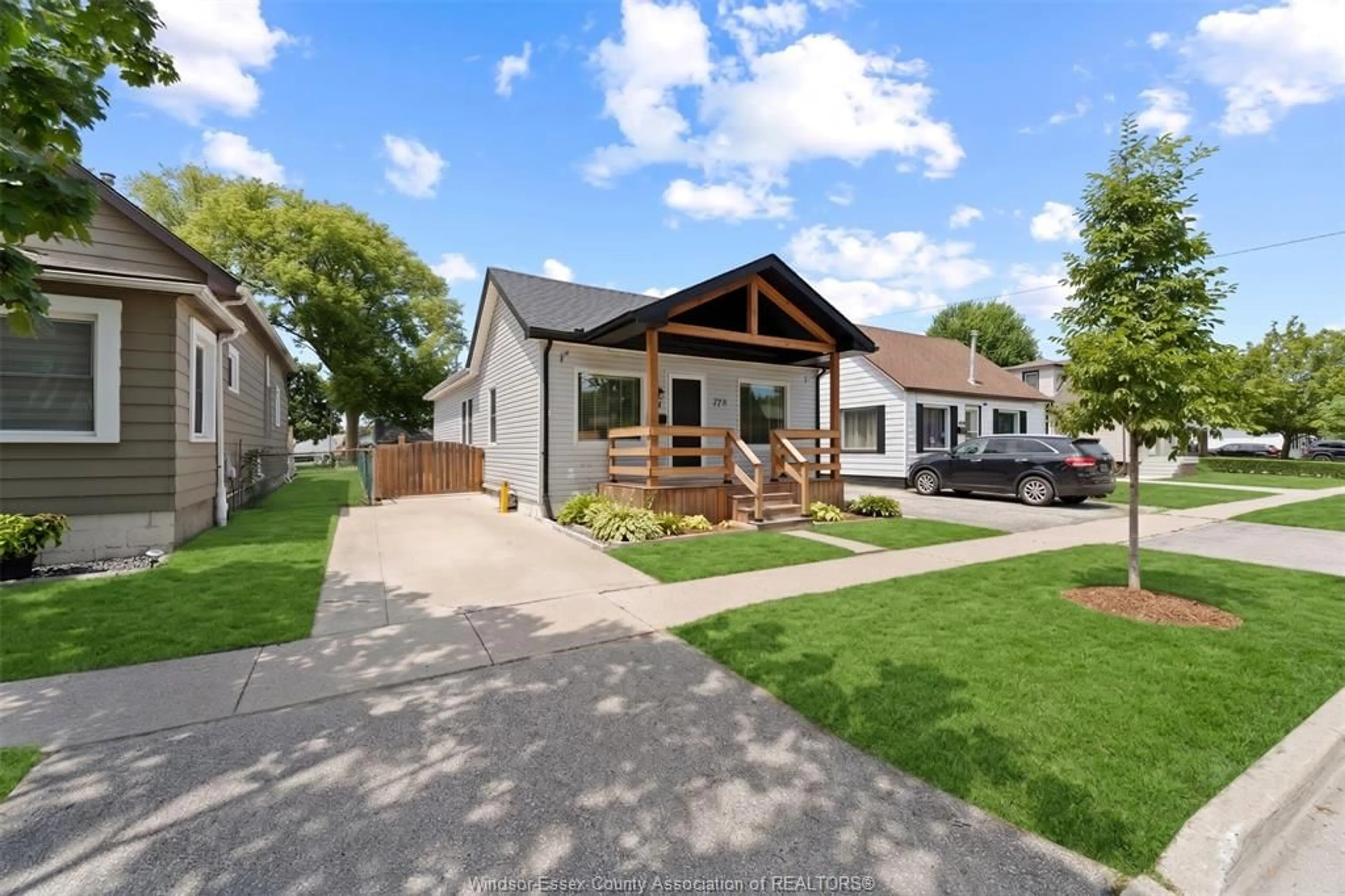 A pic from outside/outdoor area/front of a property/back of a property/a pic from drone, street for 729 William St., Tecumseh Ontario N8N 2A2