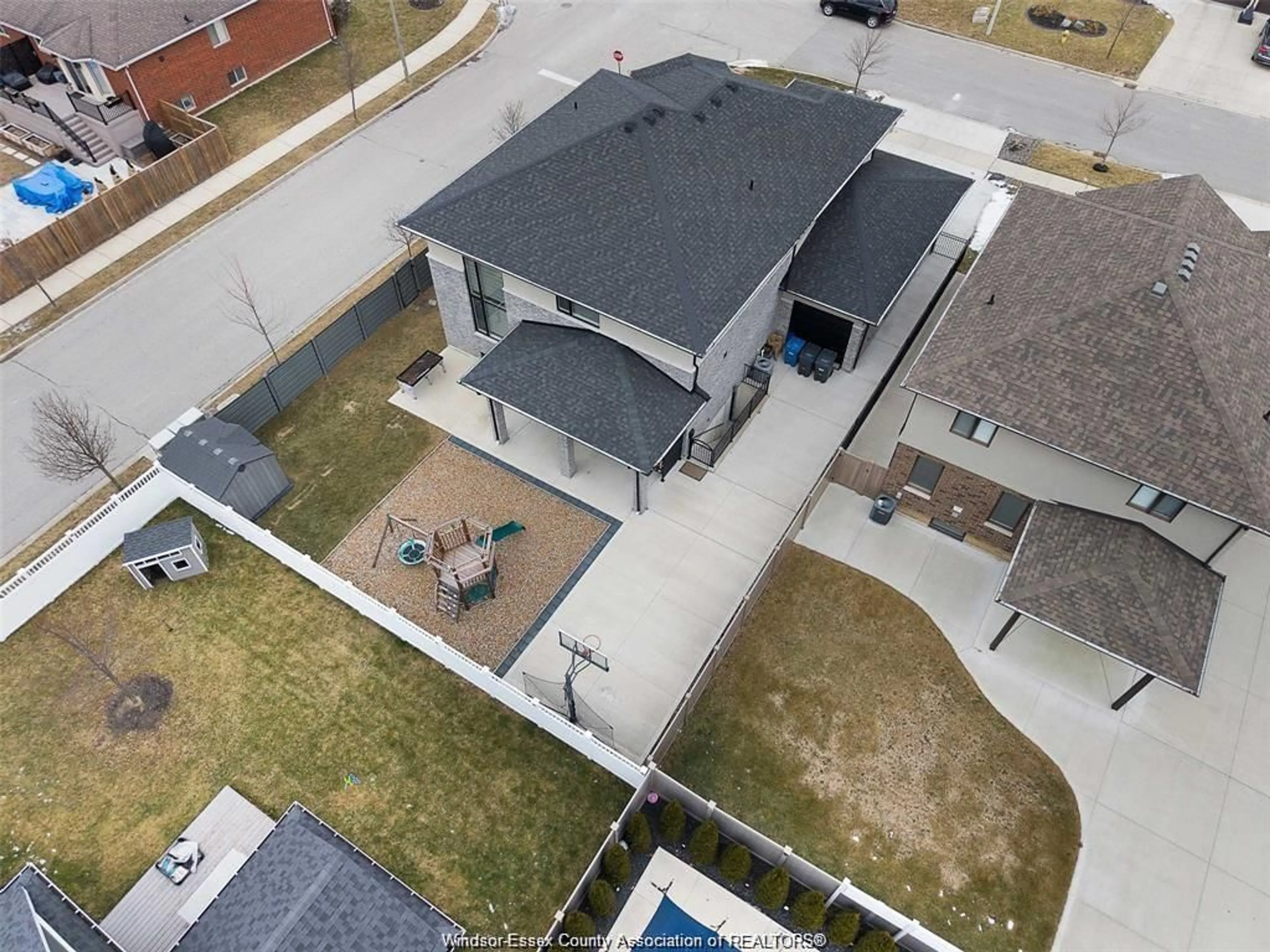A pic from outside/outdoor area/front of a property/back of a property/a pic from drone, street for 530 DONLON, LaSalle Ontario N9J 3Y3