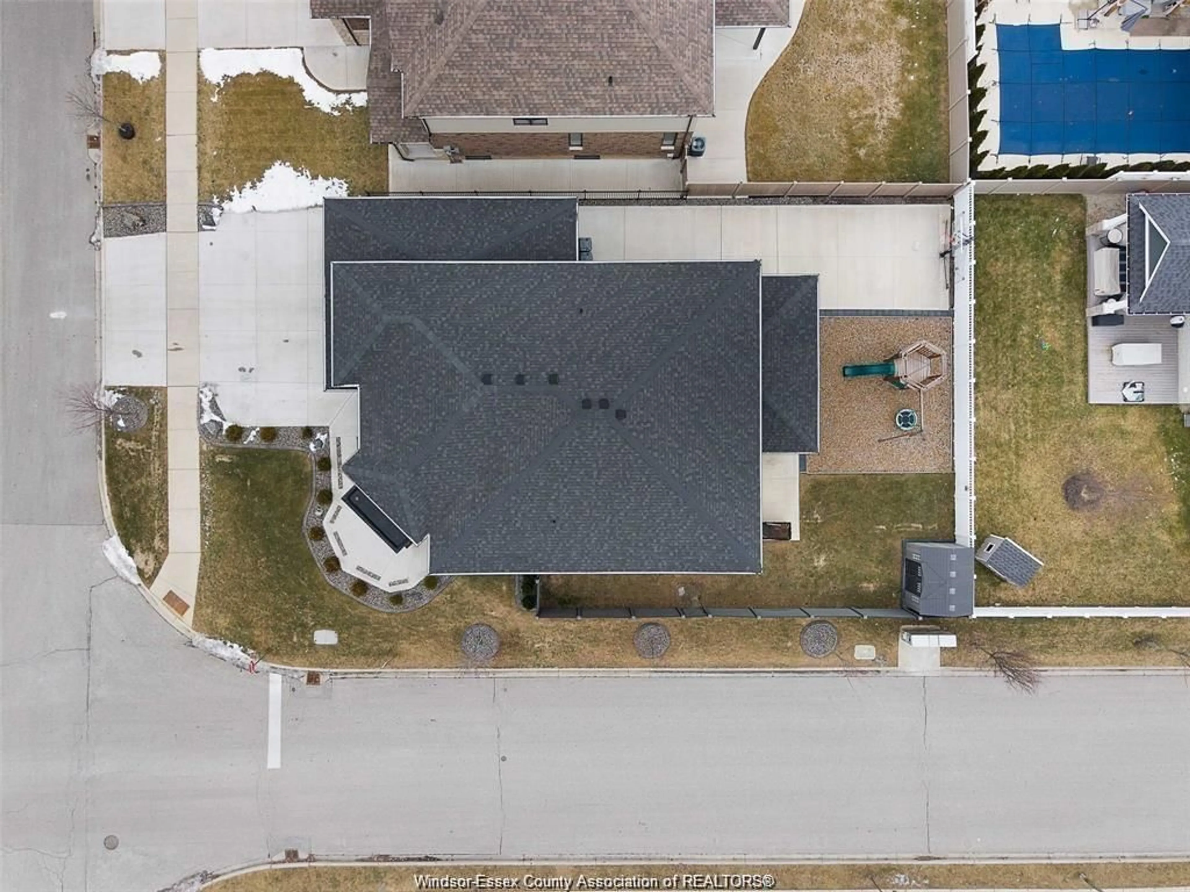 A pic from outside/outdoor area/front of a property/back of a property/a pic from drone, street for 530 DONLON, LaSalle Ontario N9J 3Y3
