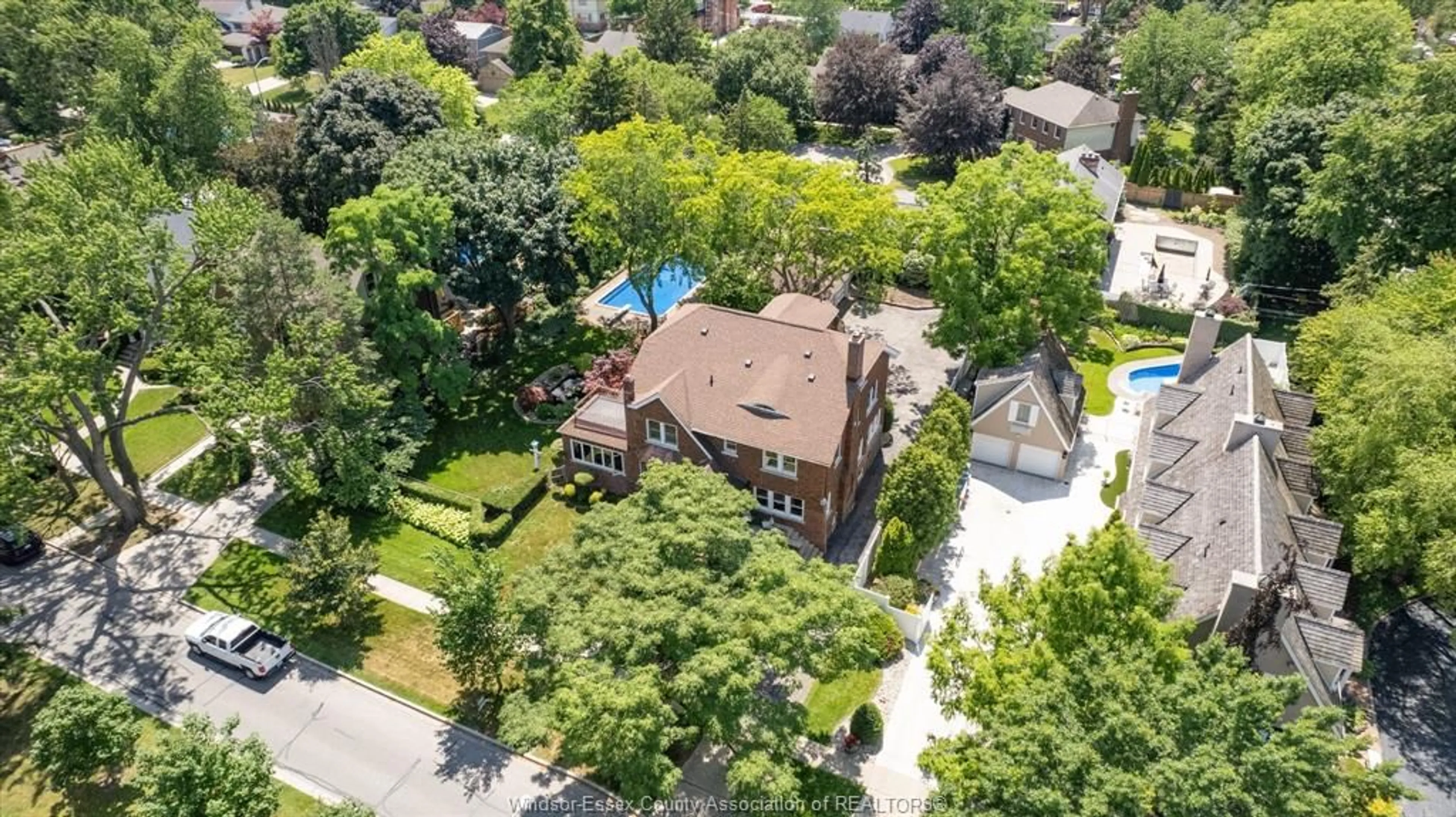 A pic from outside/outdoor area/front of a property/back of a property/a pic from drone, street for 219 JEFFERSON, Windsor Ontario N8S 2P5