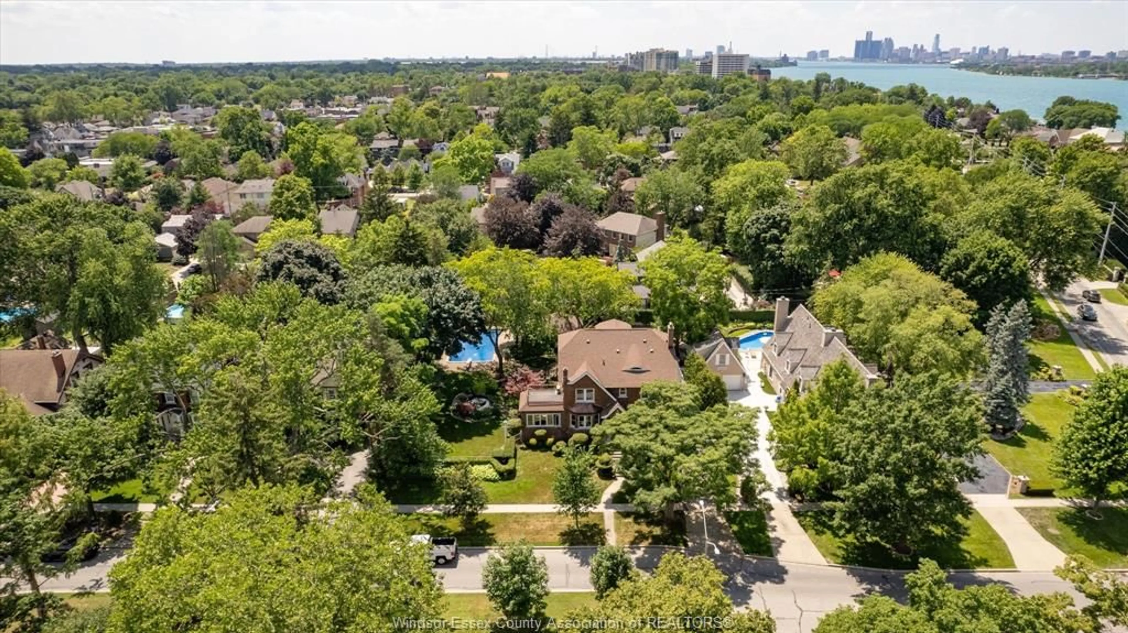 A pic from outside/outdoor area/front of a property/back of a property/a pic from drone, city buildings view from balcony for 219 JEFFERSON, Windsor Ontario N8S 2P5