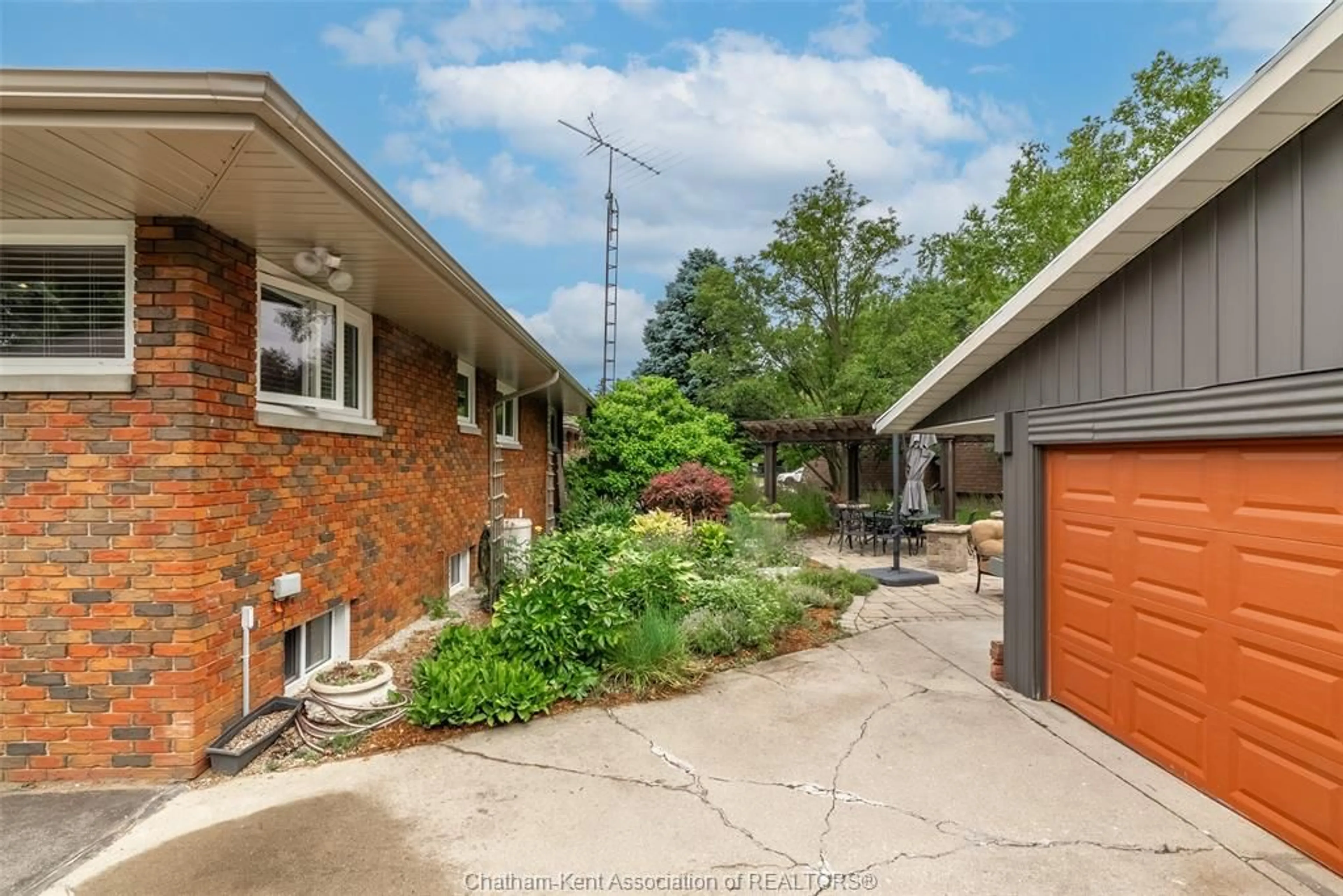 A pic from outside/outdoor area/front of a property/back of a property/a pic from drone, street for 431 Victoria Ave, Chatham Ontario N7L 3B2