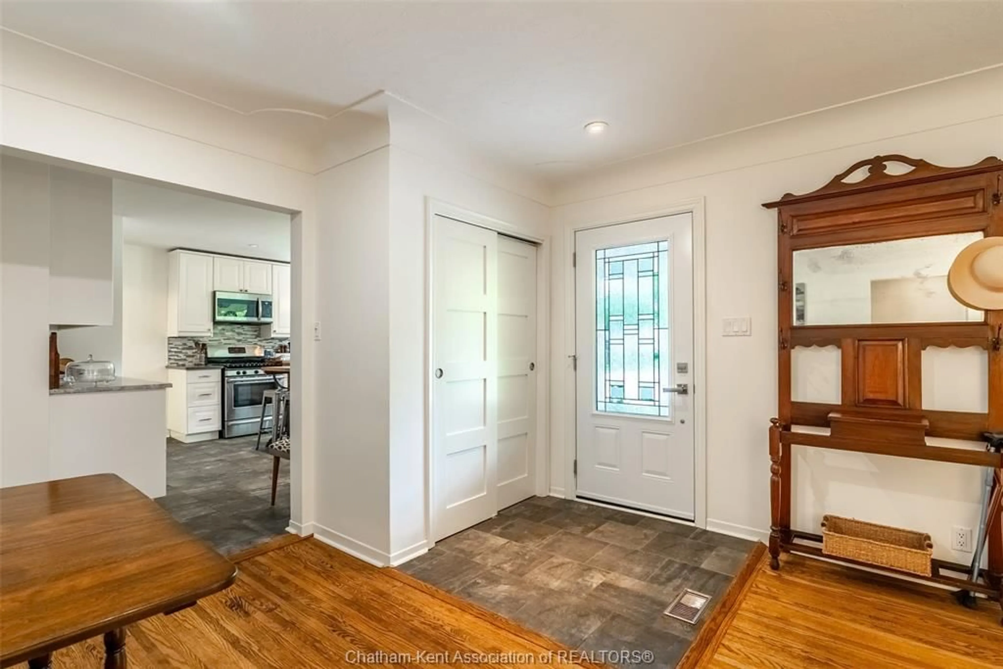 Indoor entryway for 431 Victoria Ave, Chatham Ontario N7L 3B2