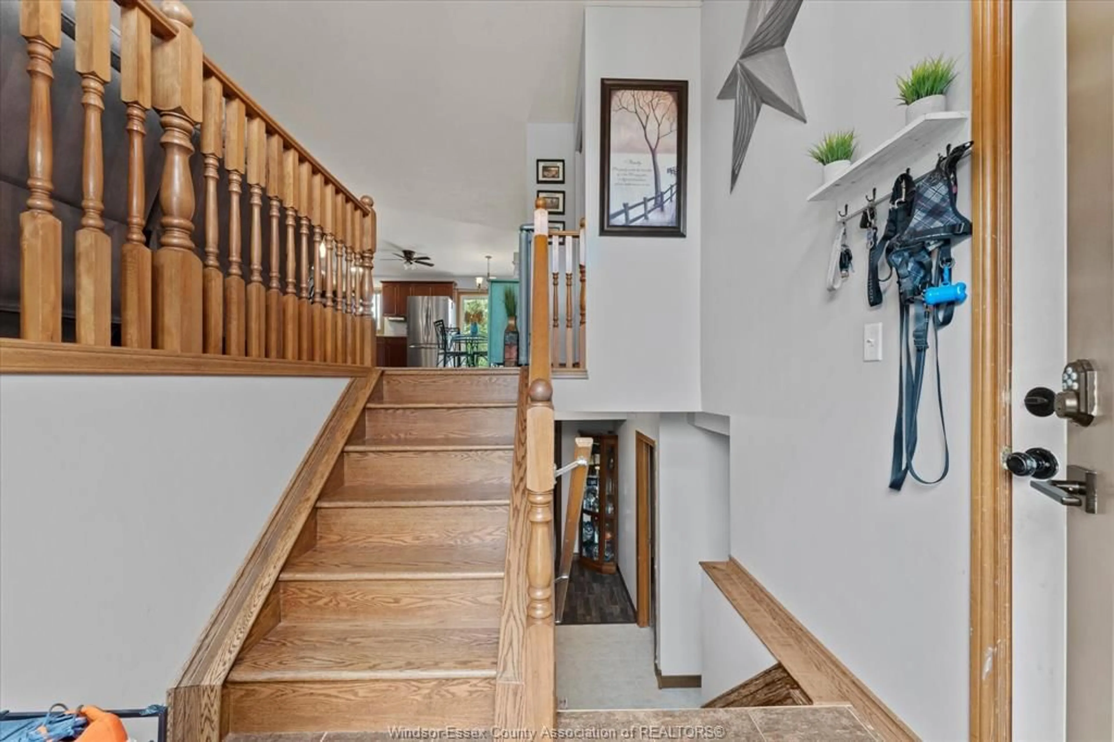 Indoor foyer for 421 MCLELLAN, Amherstburg Ontario N9V 4C8