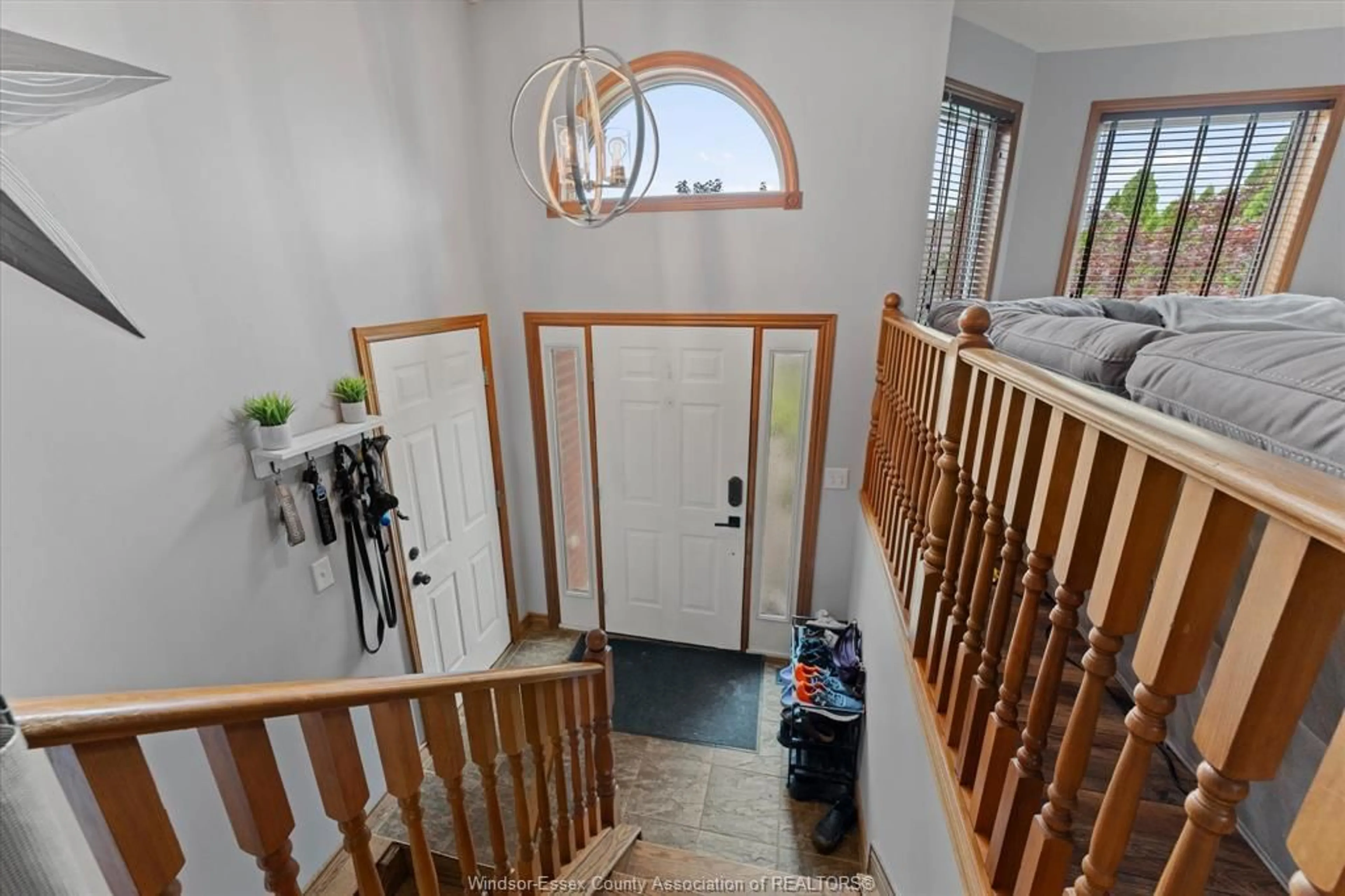 Indoor foyer for 421 MCLELLAN, Amherstburg Ontario N9V 4C8