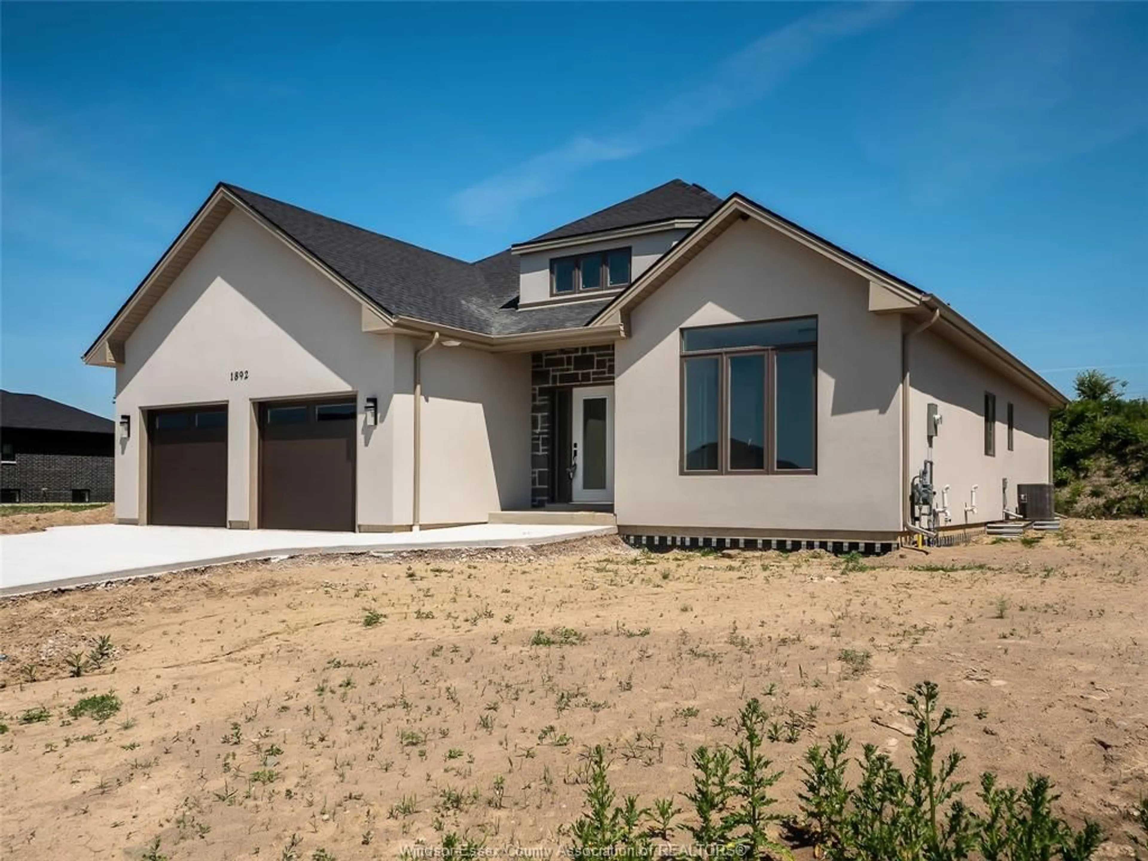 Home with vinyl exterior material, street for 1892 VILLA CANAL, Kingsville Ontario N0P 2G0