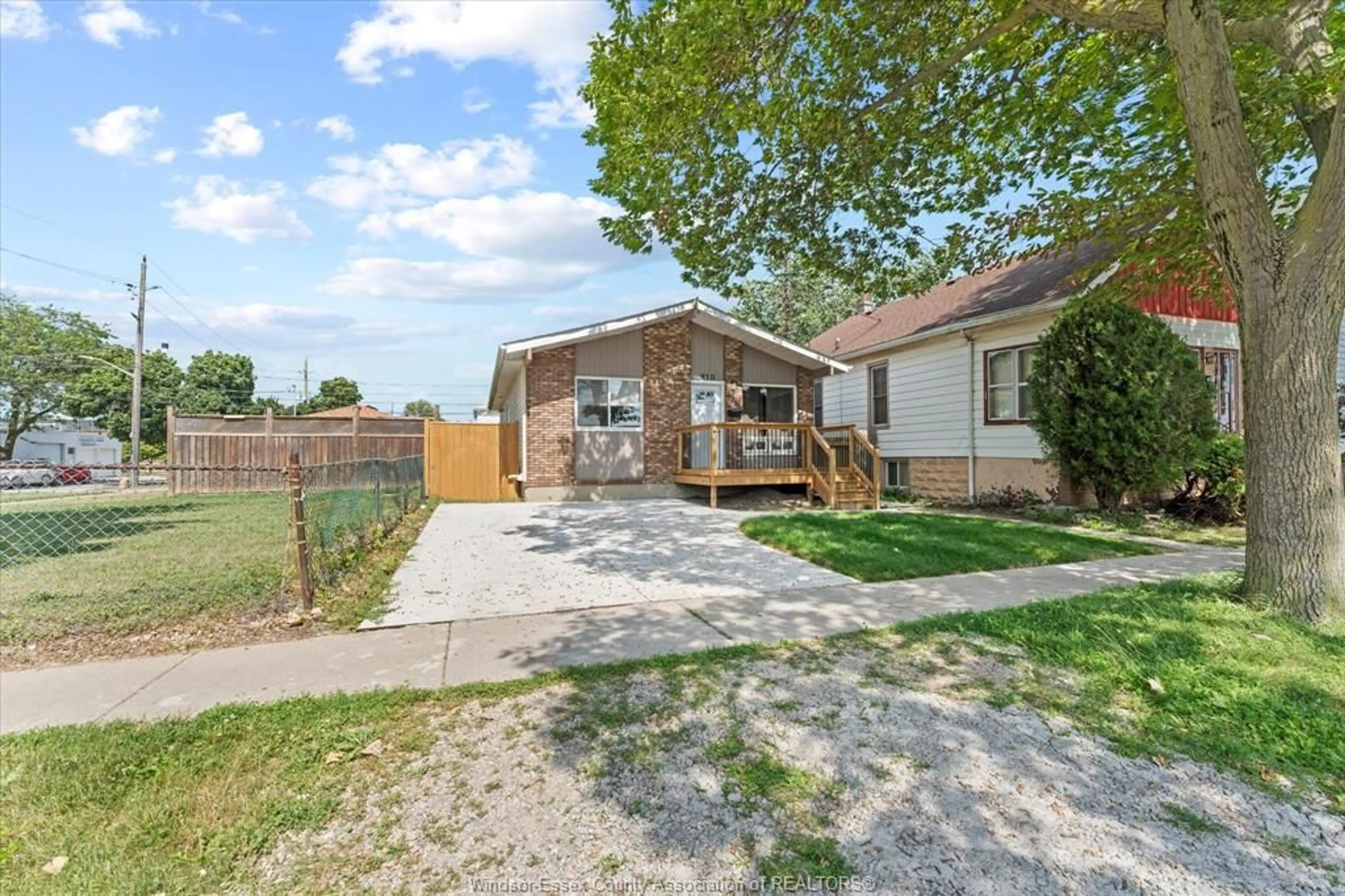 A pic from outside/outdoor area/front of a property/back of a property/a pic from drone, street for 910 ST. LUKE, Windsor Ontario N9J 3J7