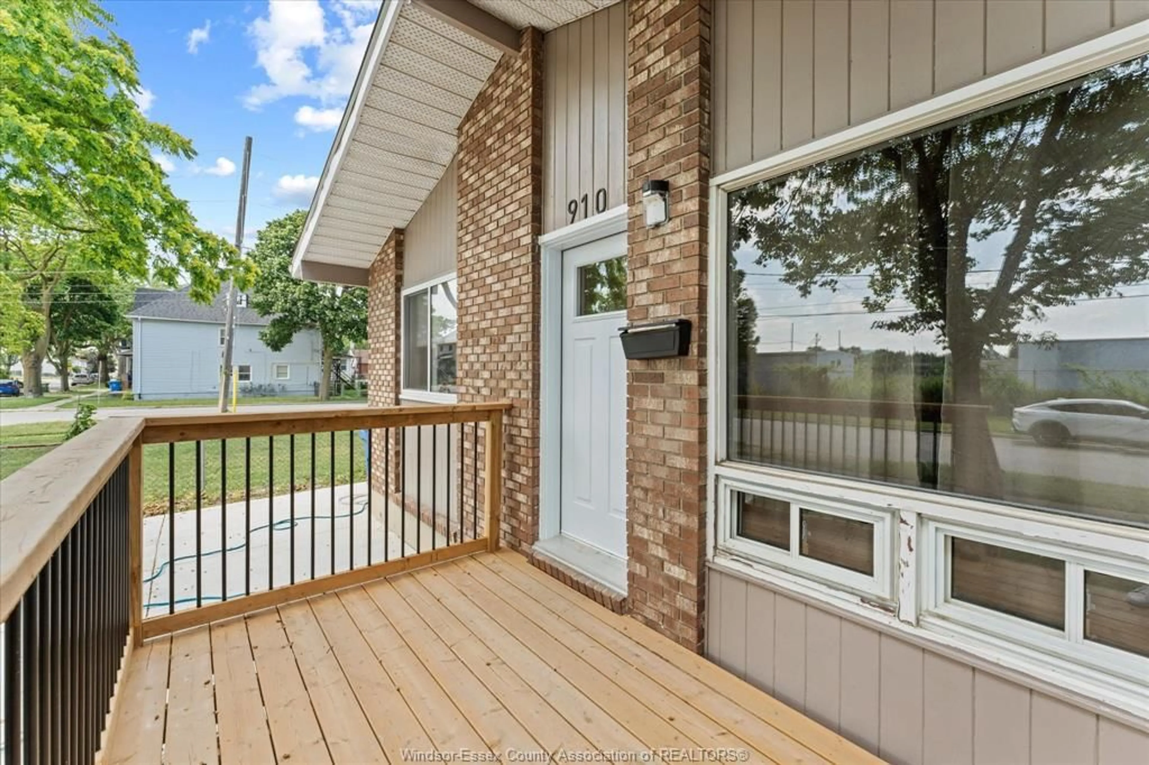 Home with vinyl exterior material, unknown for 910 ST. LUKE, Windsor Ontario N9J 3J7