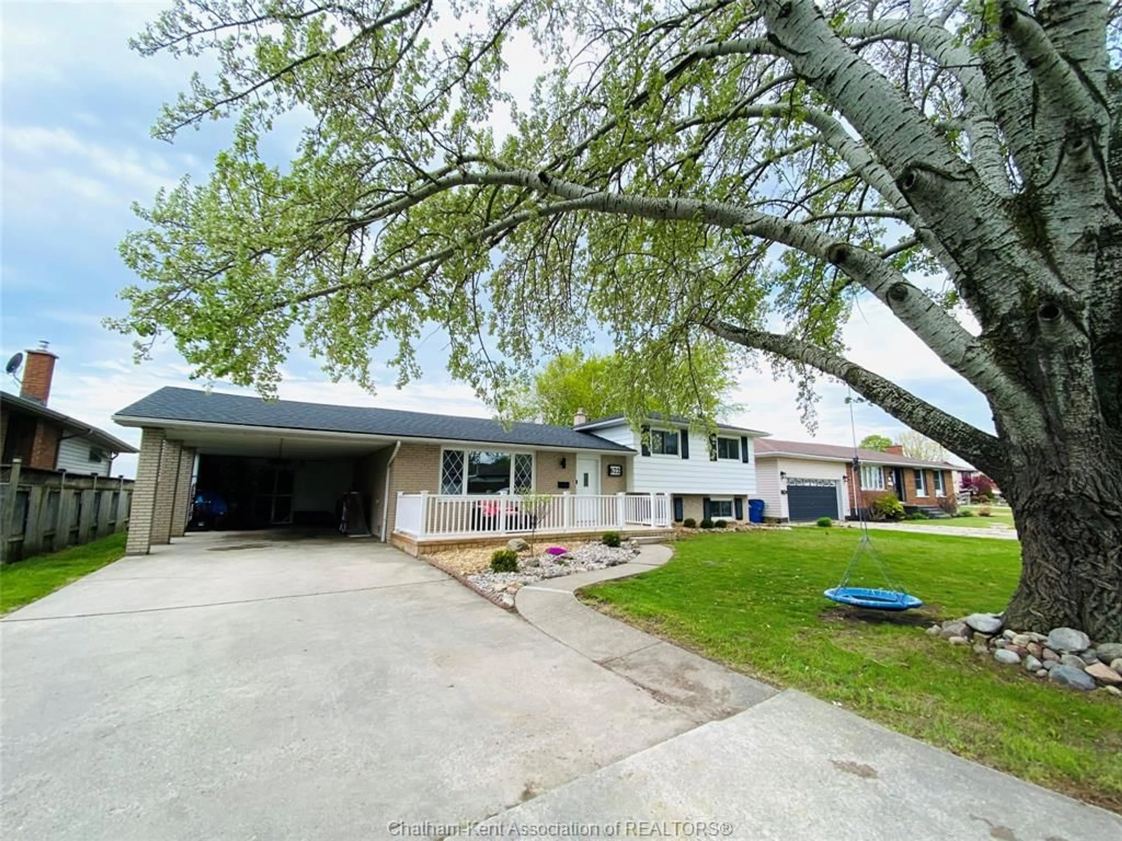 A pic from outside/outdoor area/front of a property/back of a property/a pic from drone, street for 622 Sandra Cres, Wallaceburg Ontario N8A 2C6