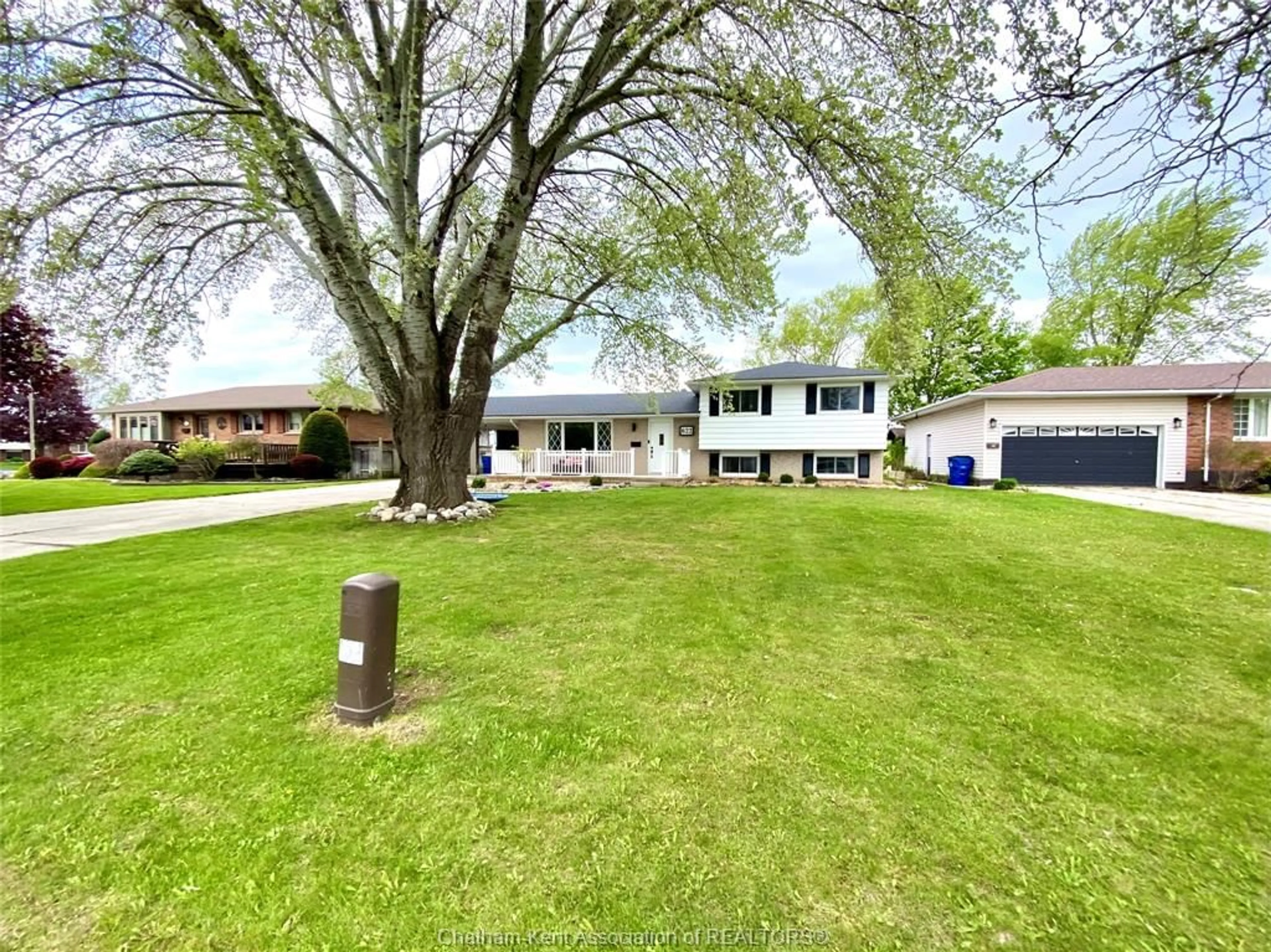 A pic from outside/outdoor area/front of a property/back of a property/a pic from drone, unknown for 622 Sandra Cres, Wallaceburg Ontario N8A 2C6