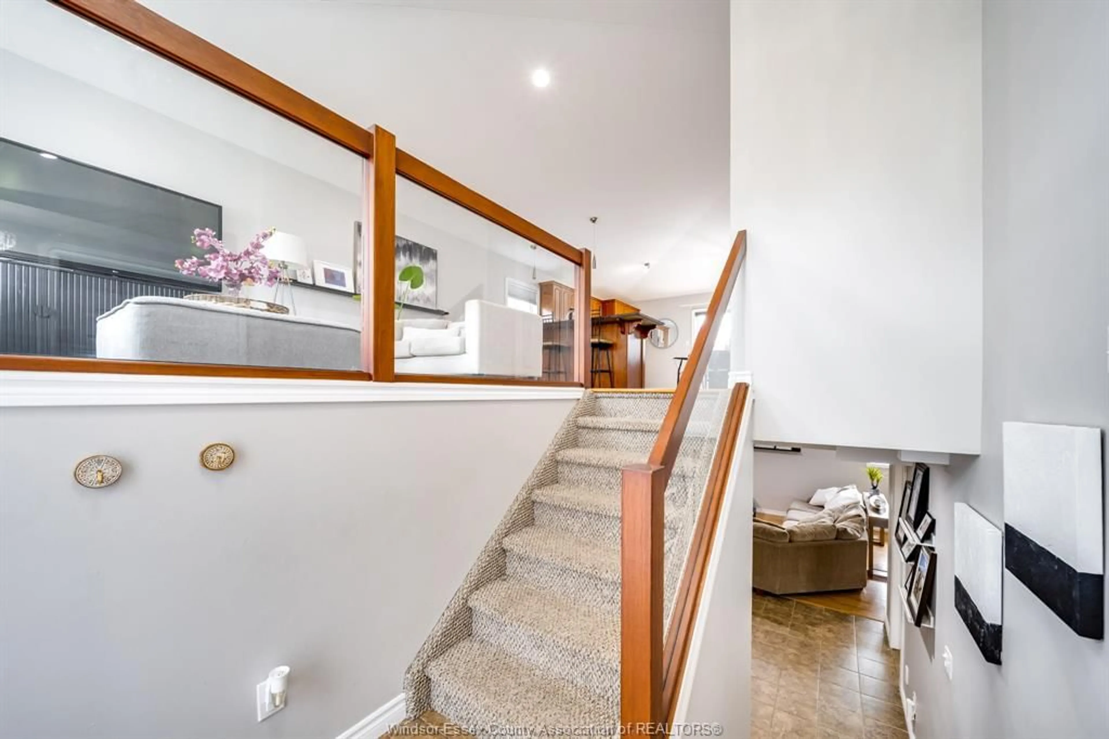 Indoor foyer for 1409 KATELLA Ave, Windsor Ontario N8P 1R4