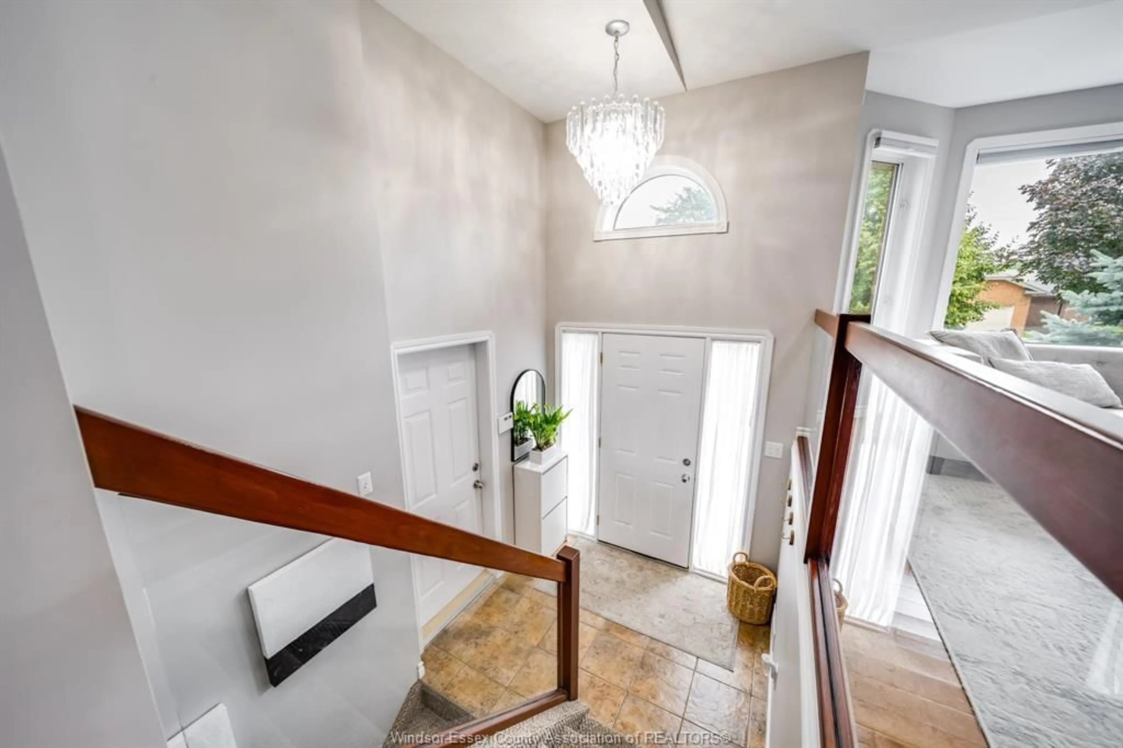 Indoor entryway for 1409 KATELLA Ave, Windsor Ontario N8P 1R4
