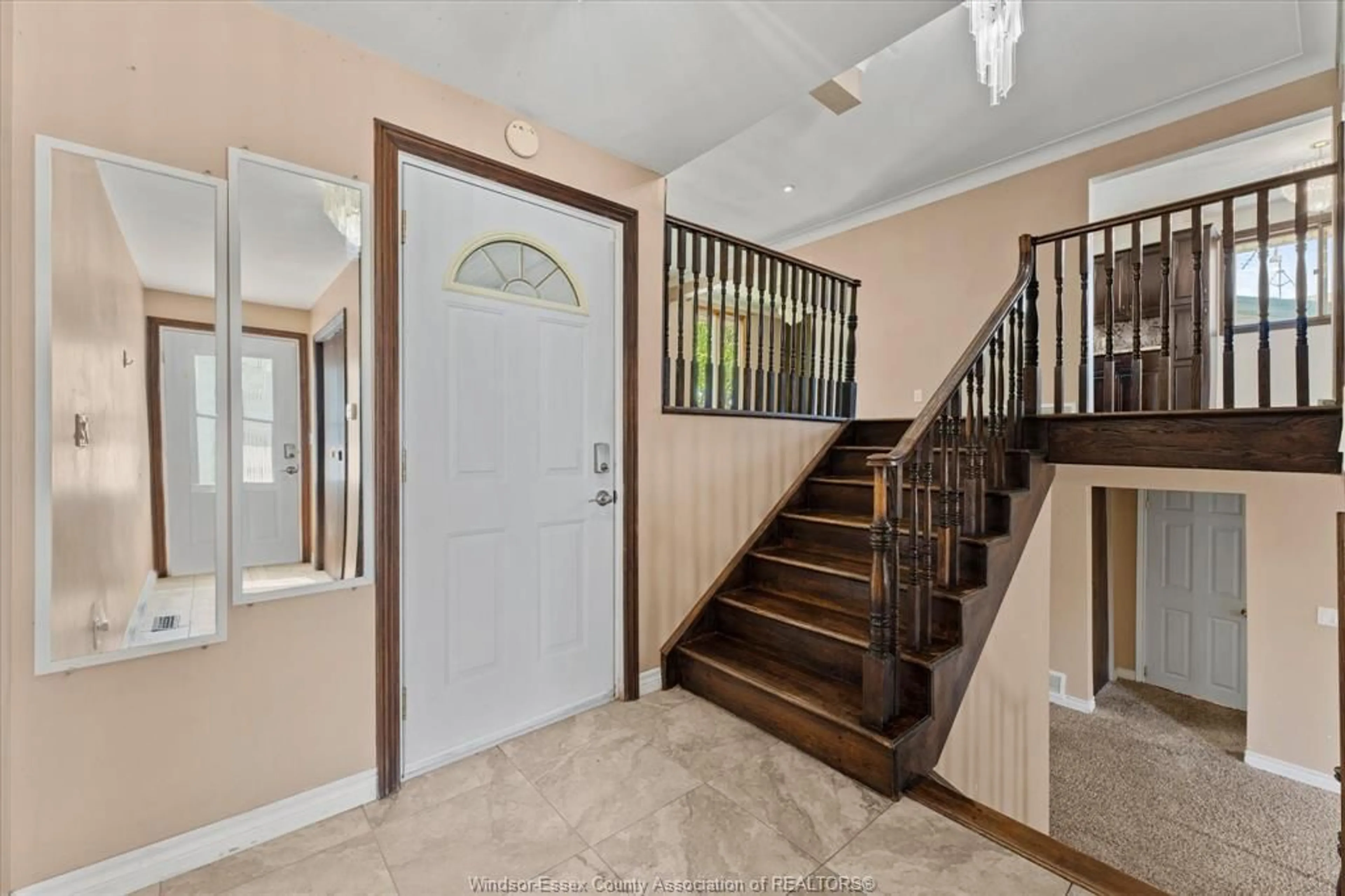 Indoor foyer for 9688 CHESTNUT Dr, Windsor Ontario N8R 1G8