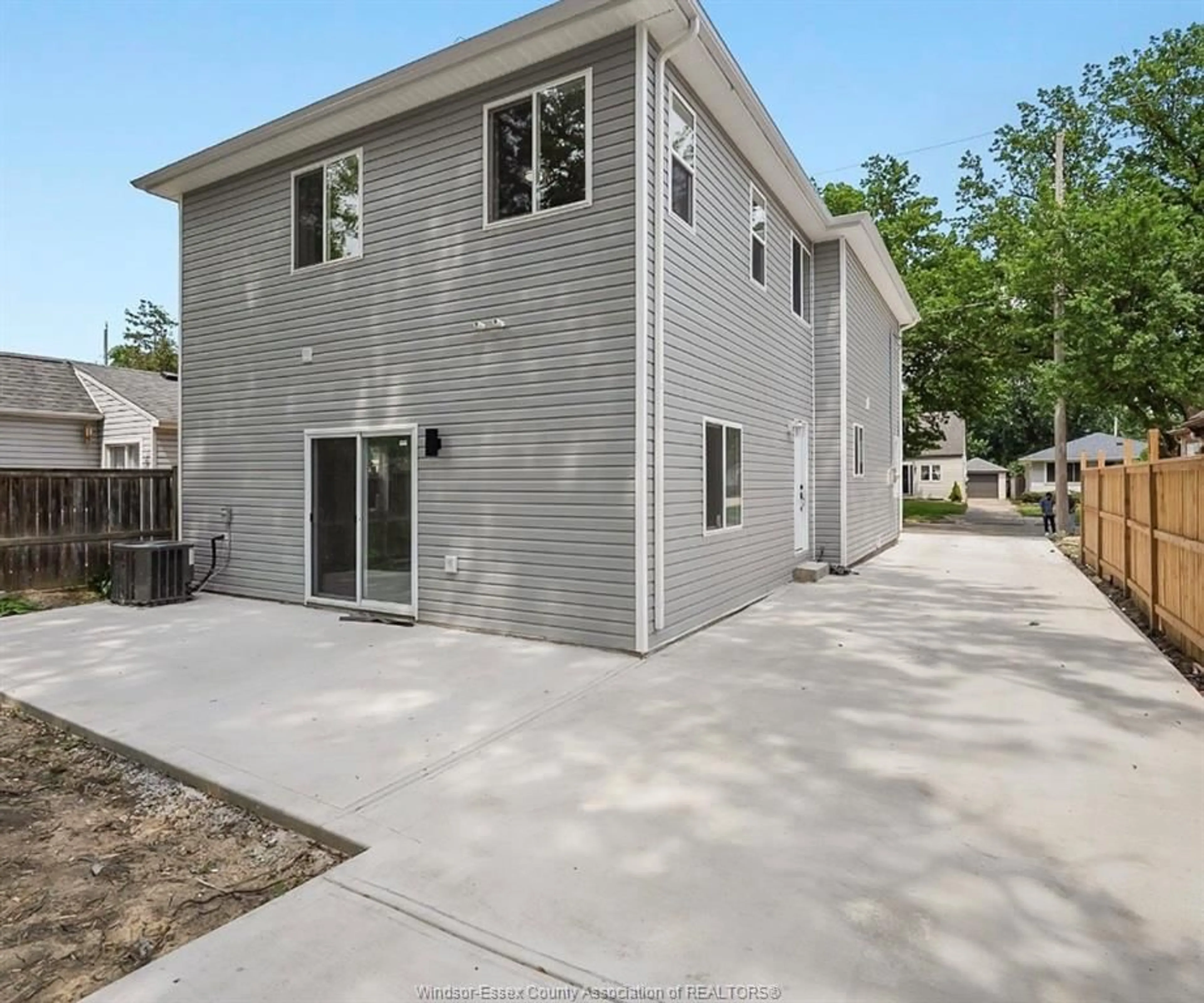 Home with vinyl exterior material, street for 1979 BUCKINGHAM, Windsor Ontario N8T 2A9