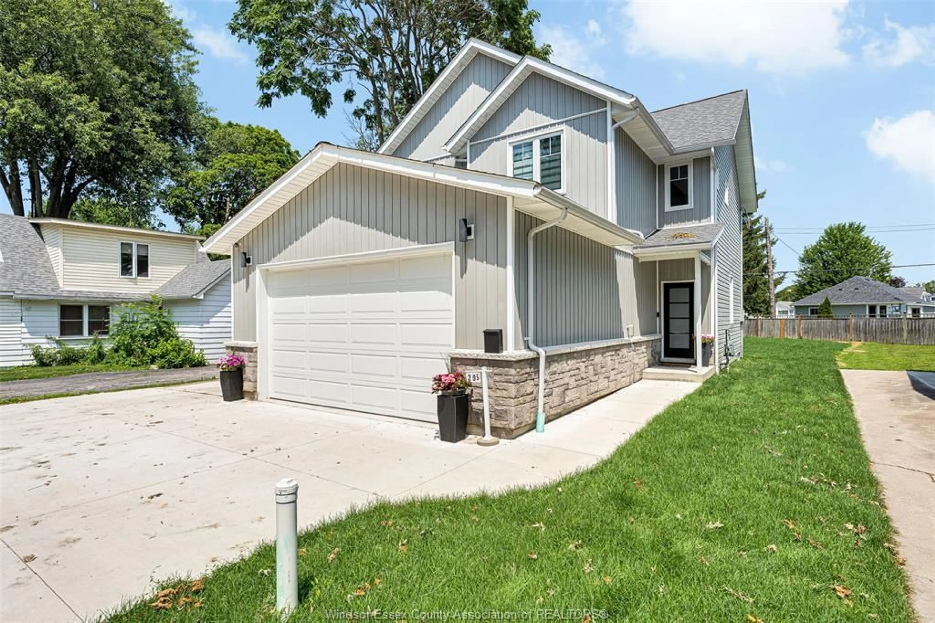 Home with vinyl exterior material, street for 295 GEORGE St, Amherstburg Ontario N9V 2G3
