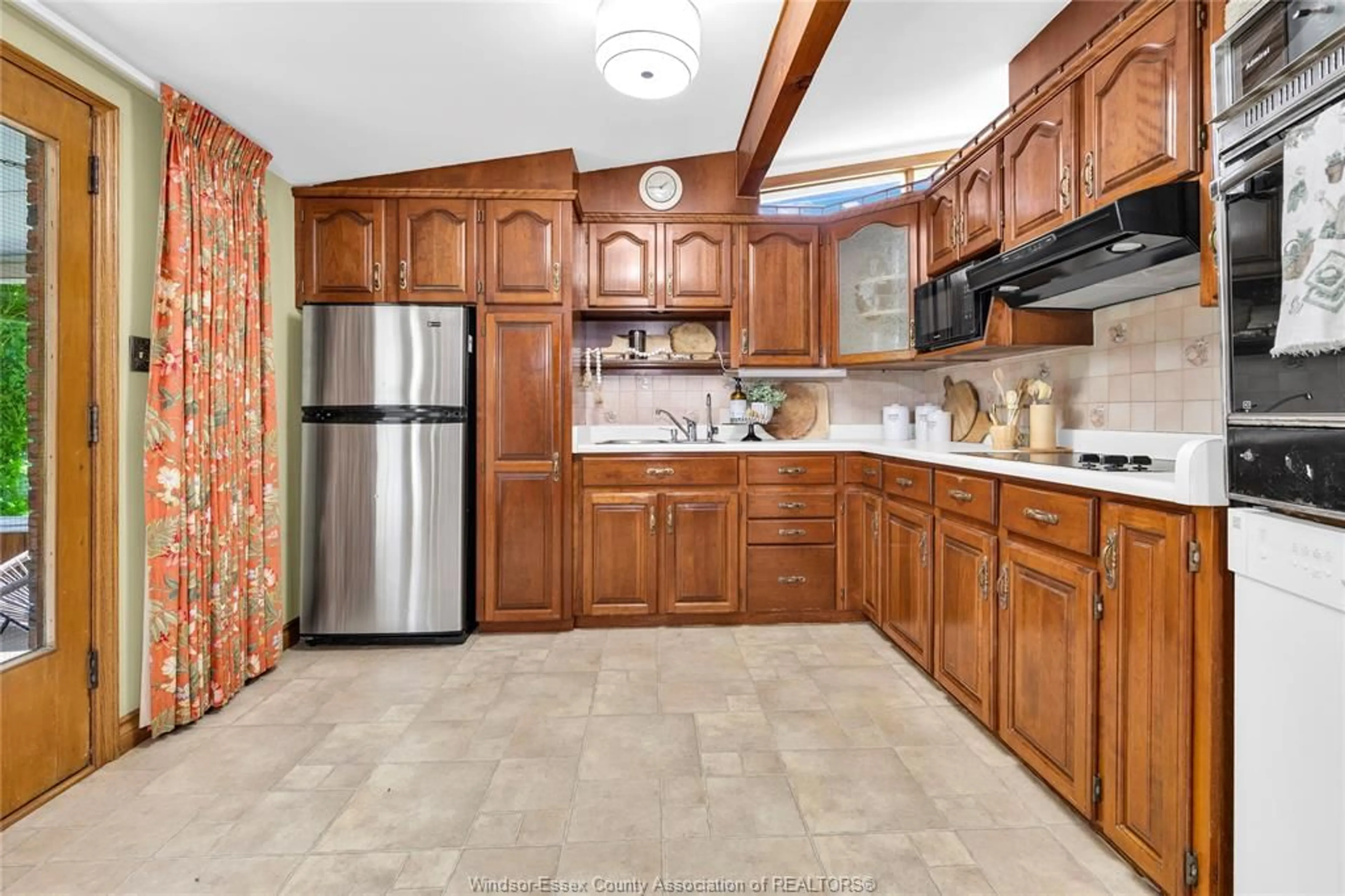 Standard kitchen, ceramic/tile floor for 2849 BYNG Rd, Windsor Ontario N8W 3G5