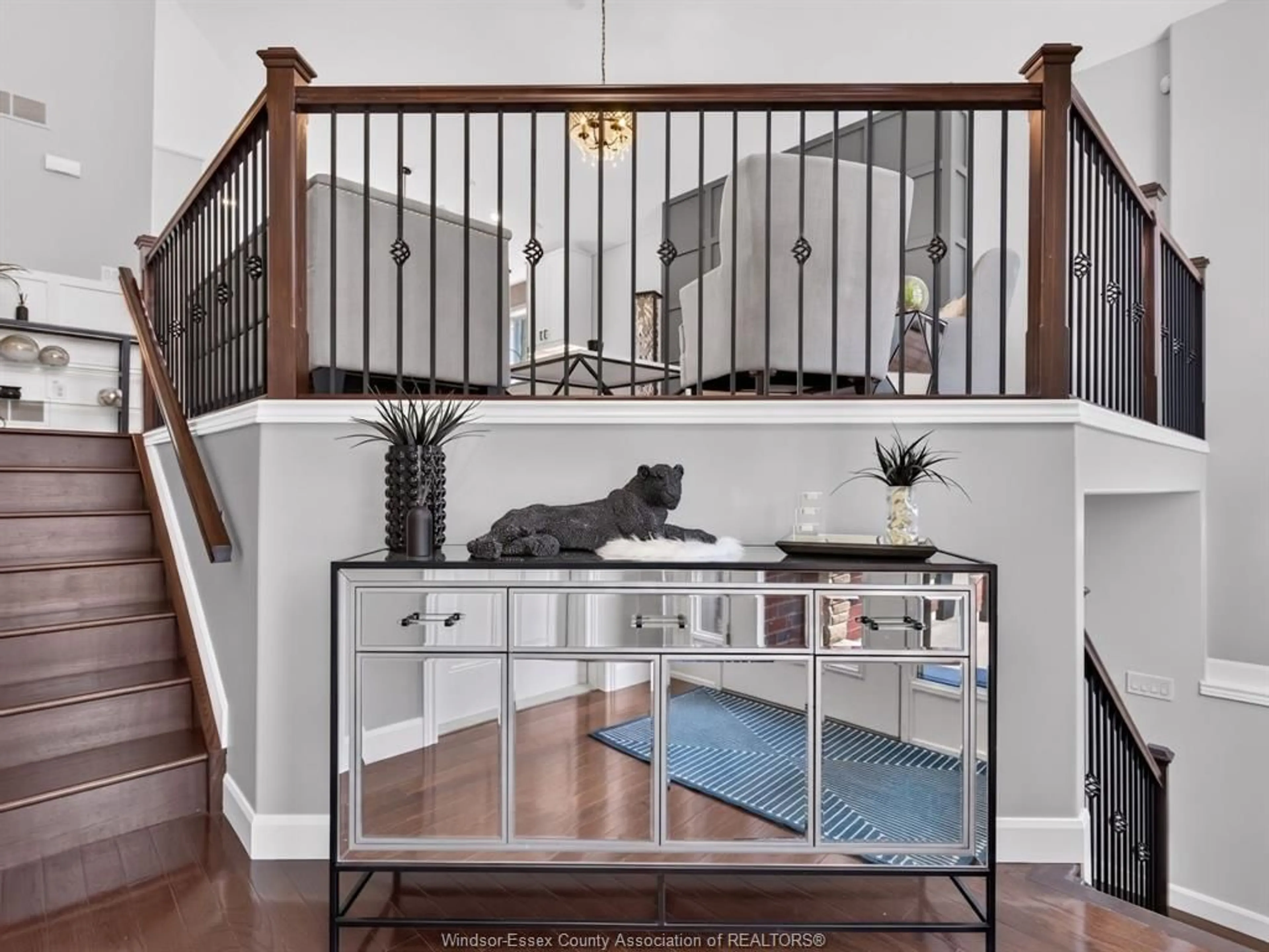 Indoor entryway for 355 SACRED HEART Dr, LaSalle Ontario N9J 1T1