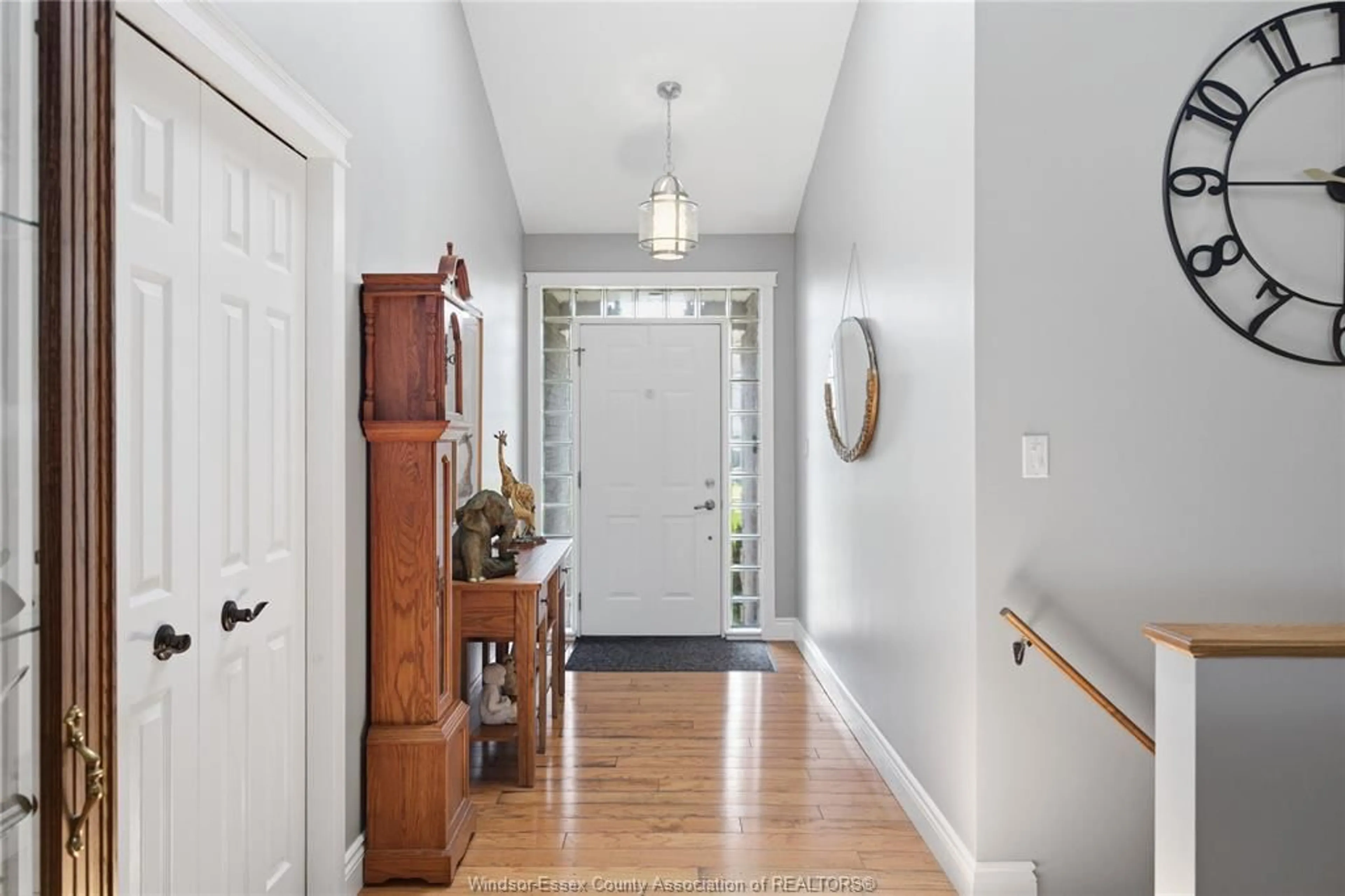 Indoor entryway for 66 TOWNSVIEW Crt, Essex Ontario N8M 3E3