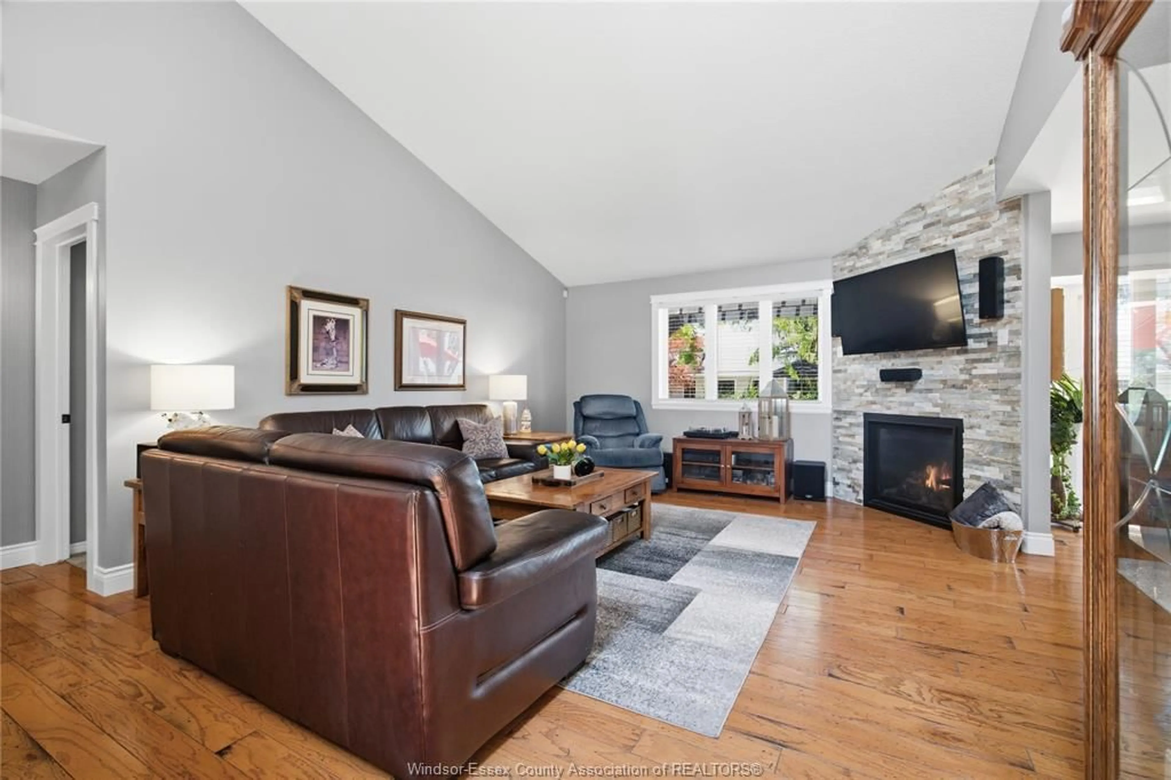 Living room with furniture, wood/laminate floor for 66 TOWNSVIEW Crt, Essex Ontario N8M 3E3