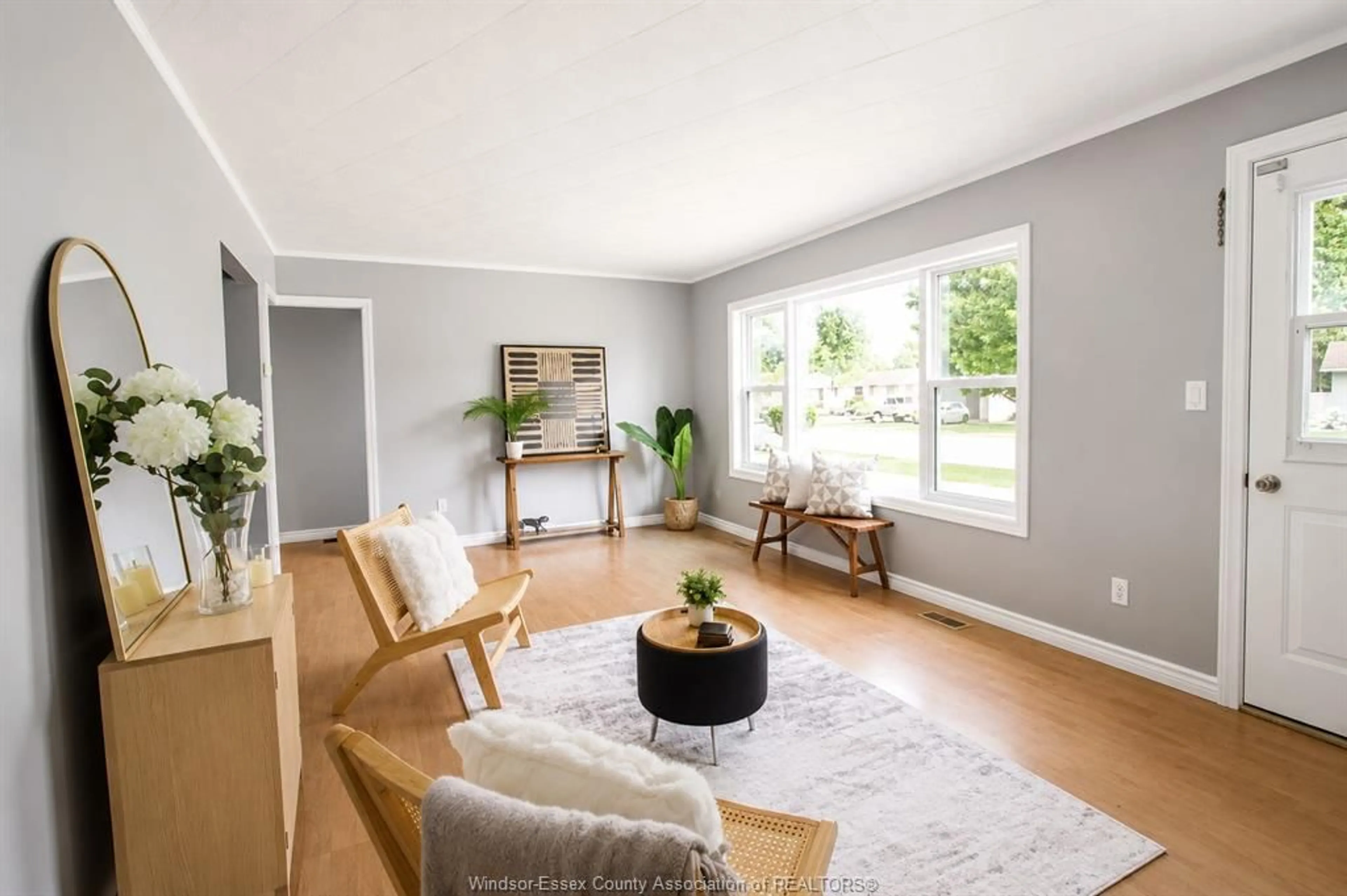 Living room with furniture, wood/laminate floor for 92 Erie St, Kingsville Ontario N9Y 1N3